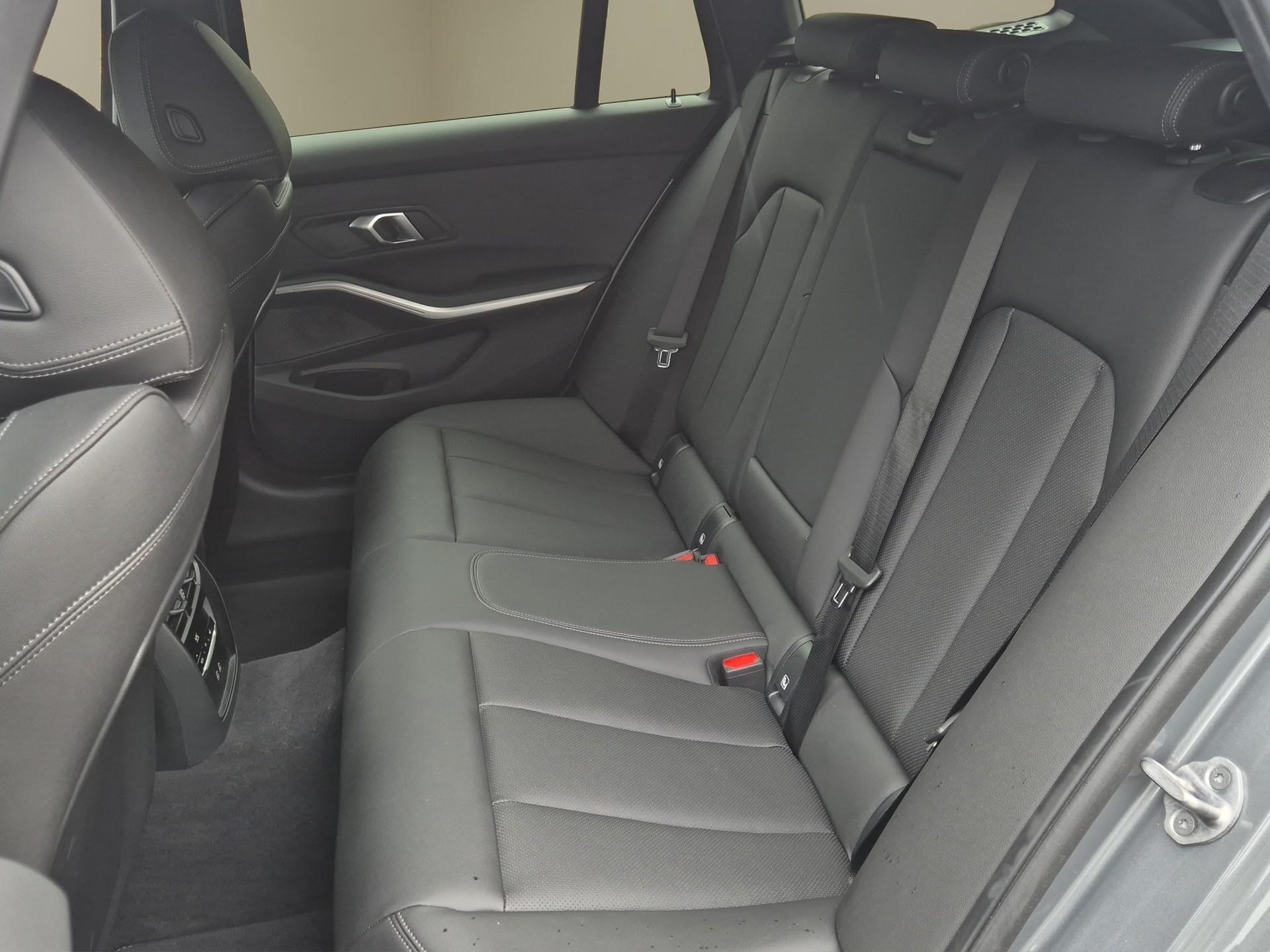 BMW 330i Touring xDrive Steptronic M Sport-image-13