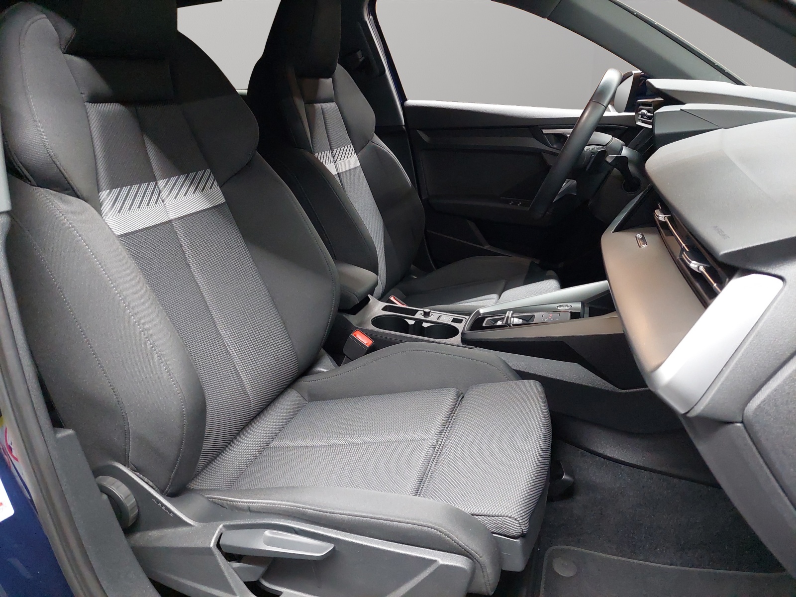 AUDI A3 Sportback 35 TFSI S line S-tronic-image-8