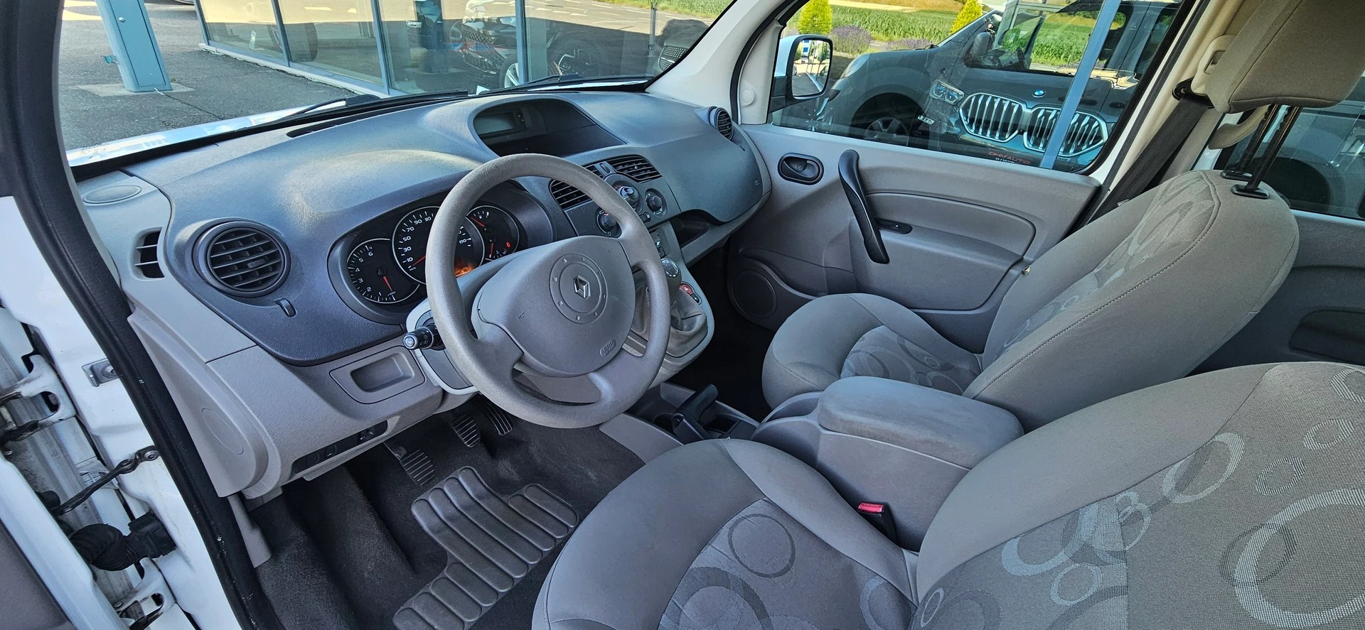 RENAULT Behindertengerecht-Rampe / 4-Sitze & ein Rollstuhlfahrer/in-image-6