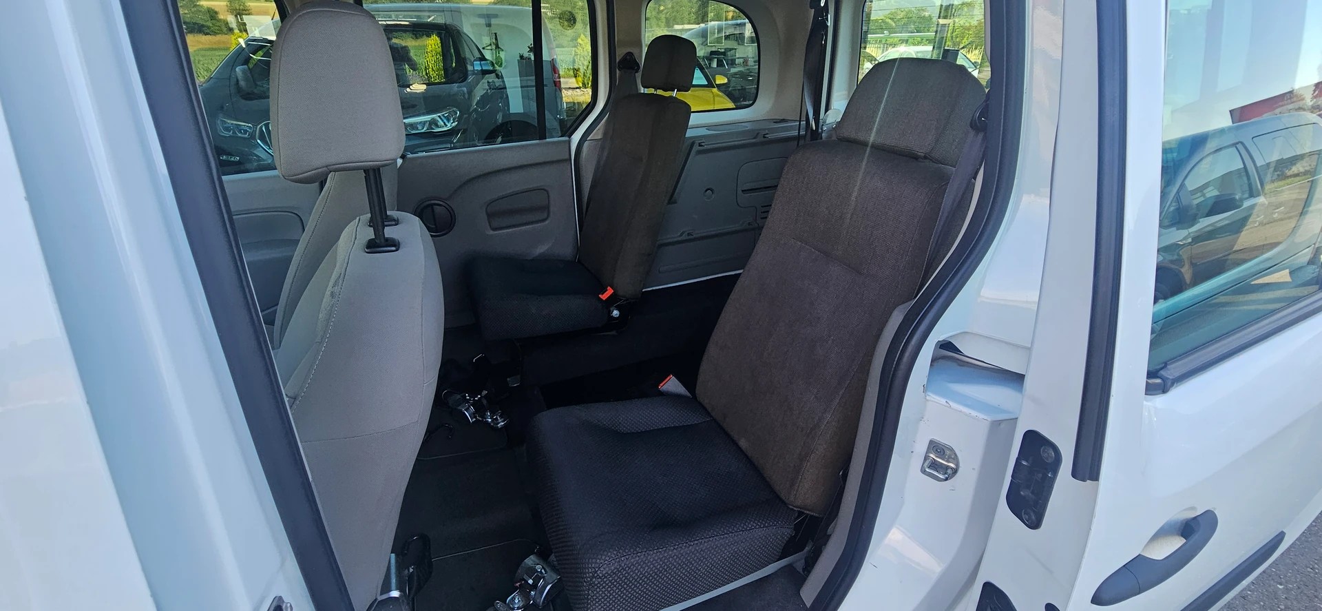 RENAULT Behindertengerecht-Rampe / 4-Sitze & ein Rollstuhlfahrer/in-image-10