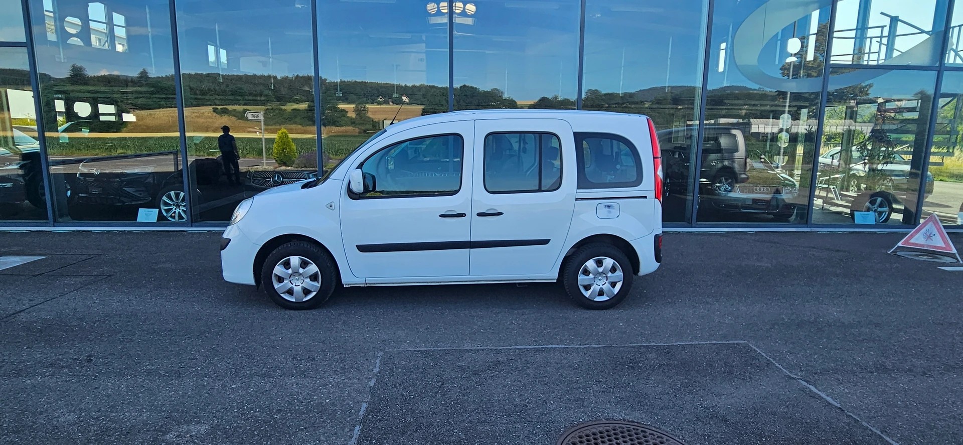 RENAULT Behindertengerecht-Rampe / 4-Sitze & ein Rollstuhlfahrer/in