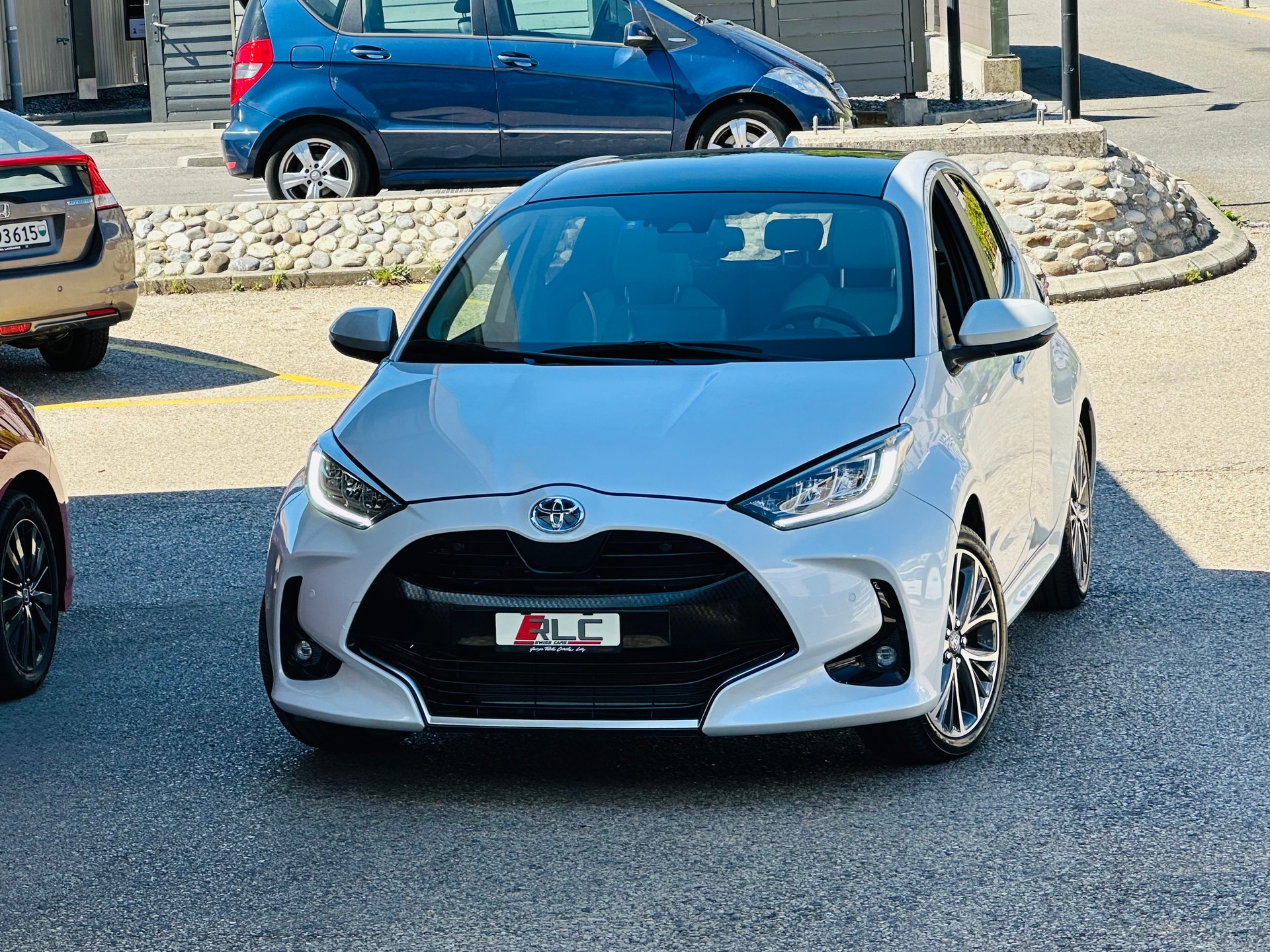TOYOTA Yaris 1.5 Premium e-CVT-image-6