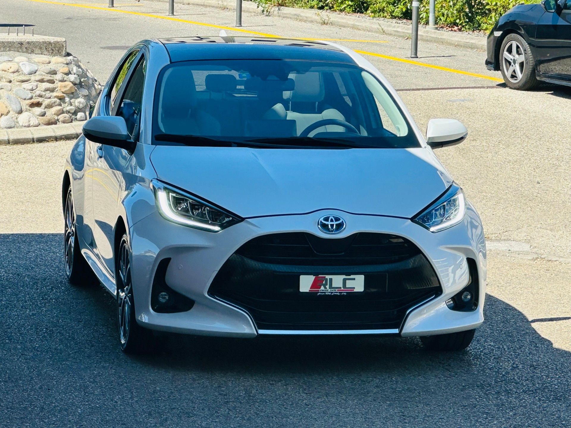 TOYOTA Yaris 1.5 Premium e-CVT-showroom-element-2