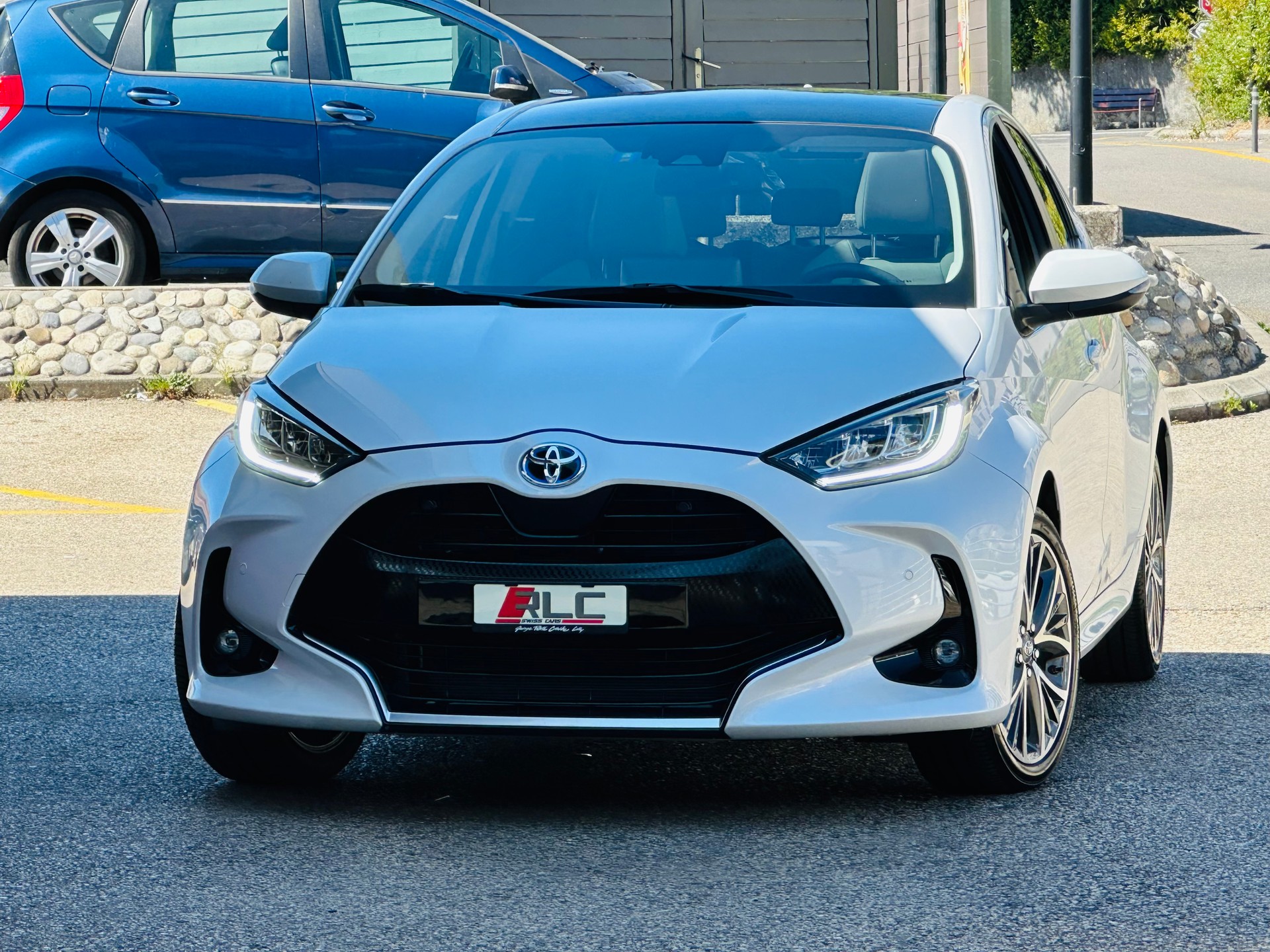 TOYOTA Yaris 1.5 Premium e-CVT-showroom-element-3