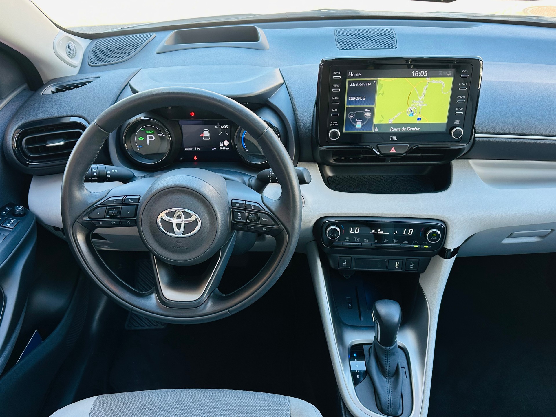 TOYOTA Yaris 1.5 Premium e-CVT-image-13