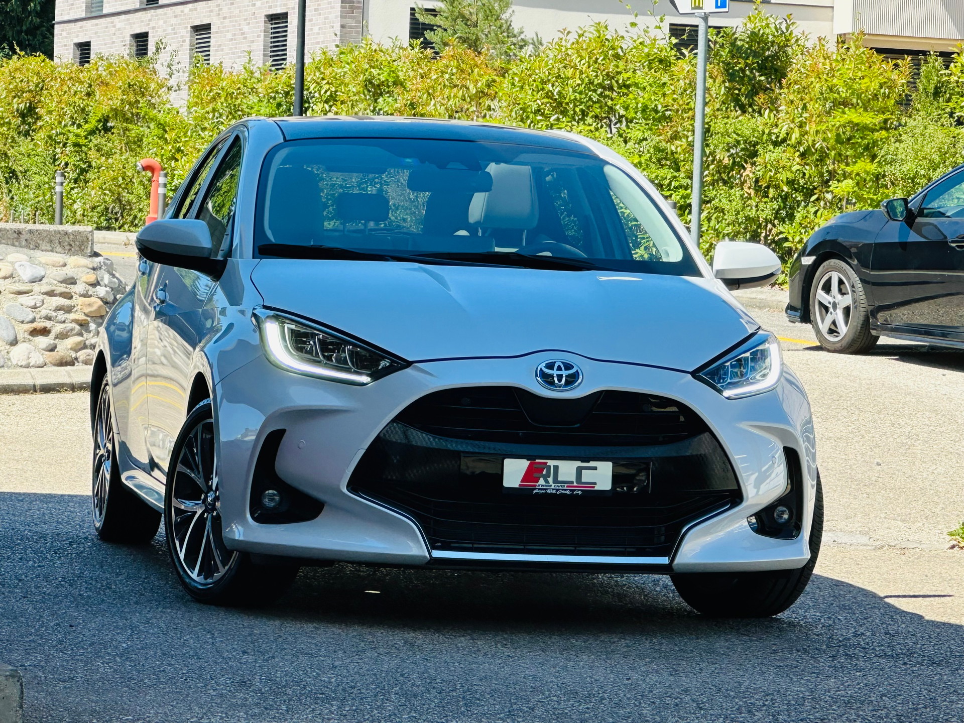 TOYOTA Yaris 1.5 Premium e-CVT-showroom-element-1