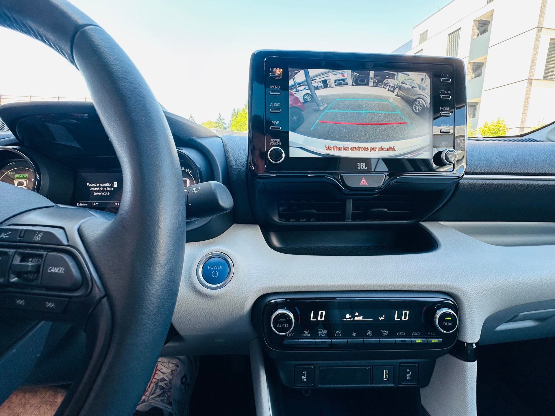 TOYOTA Yaris 1.5 Premium e-CVT-image-15