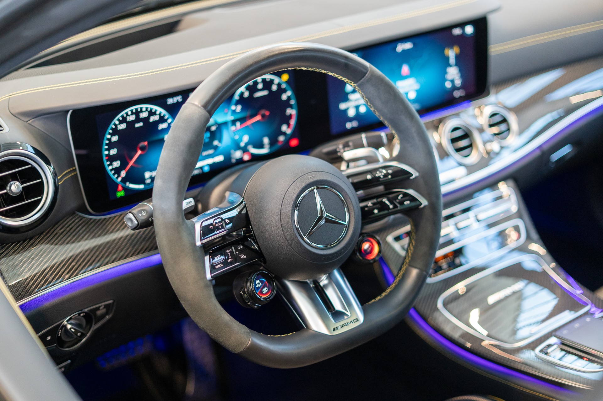 MERCEDES-BENZ E 63 S AMG 4matic+ / Final Edition 1 of 999 / Panorama-Schiebedach / Head-Up Display / Burmester-image-10