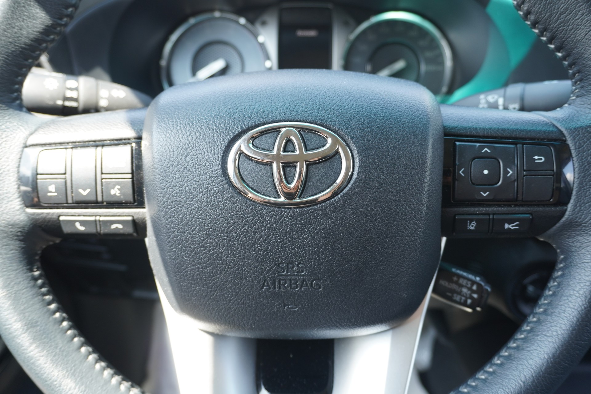 TOYOTA Hilux 2.8d MHEV Style Double Cab 4x4-image-12