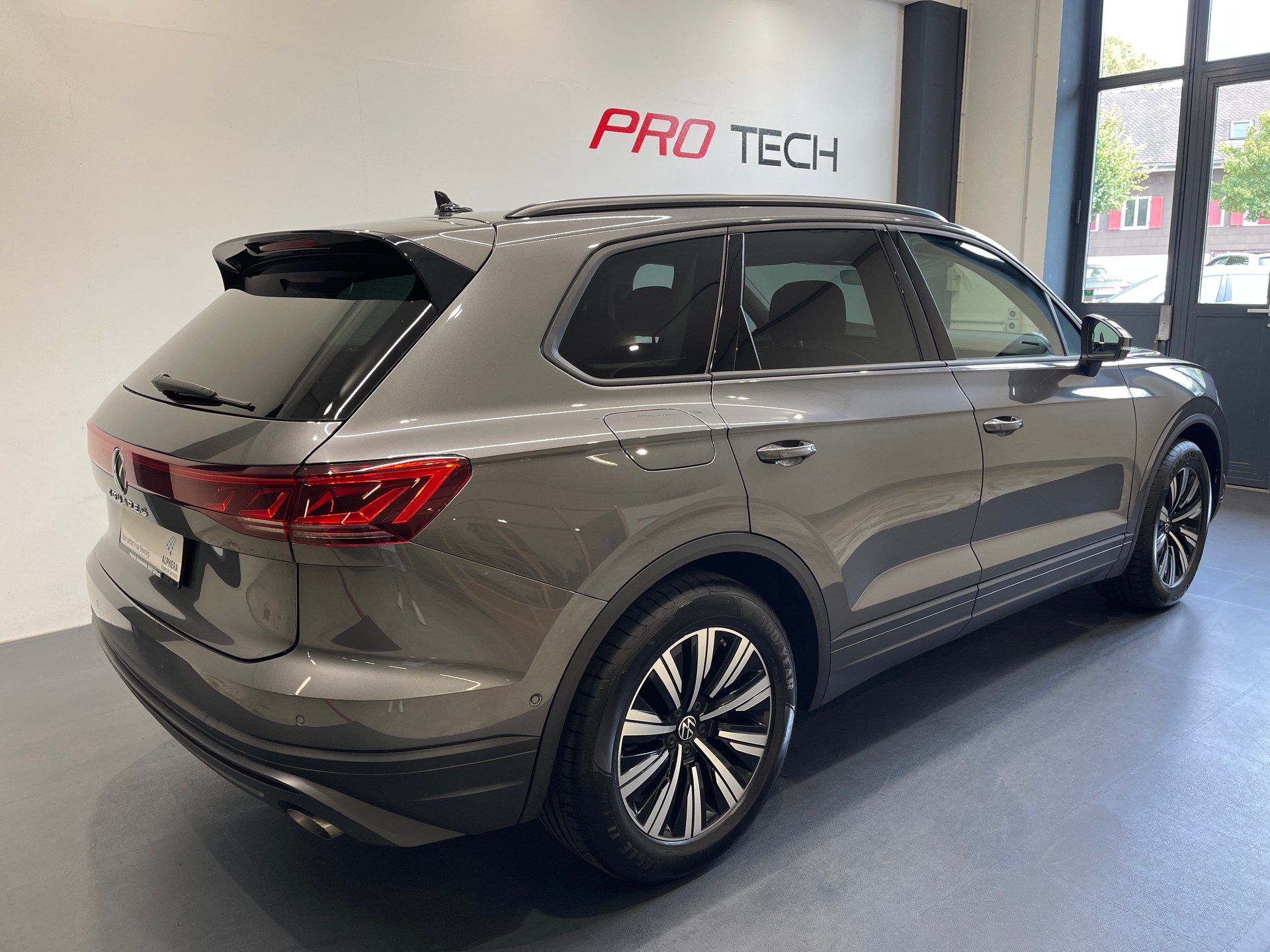 VW Touareg 3.0 TDI Elegance Tiptronic-image-5