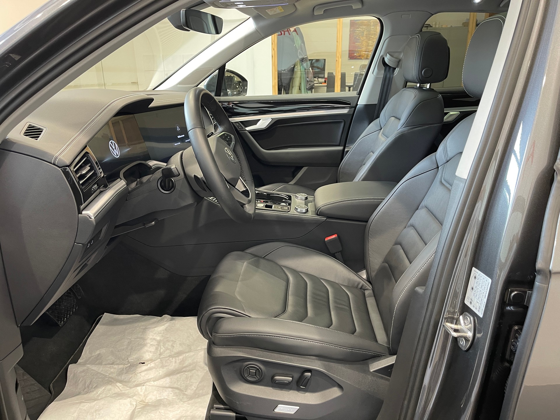 VW Touareg 3.0 TDI Elegance Tiptronic-image-8