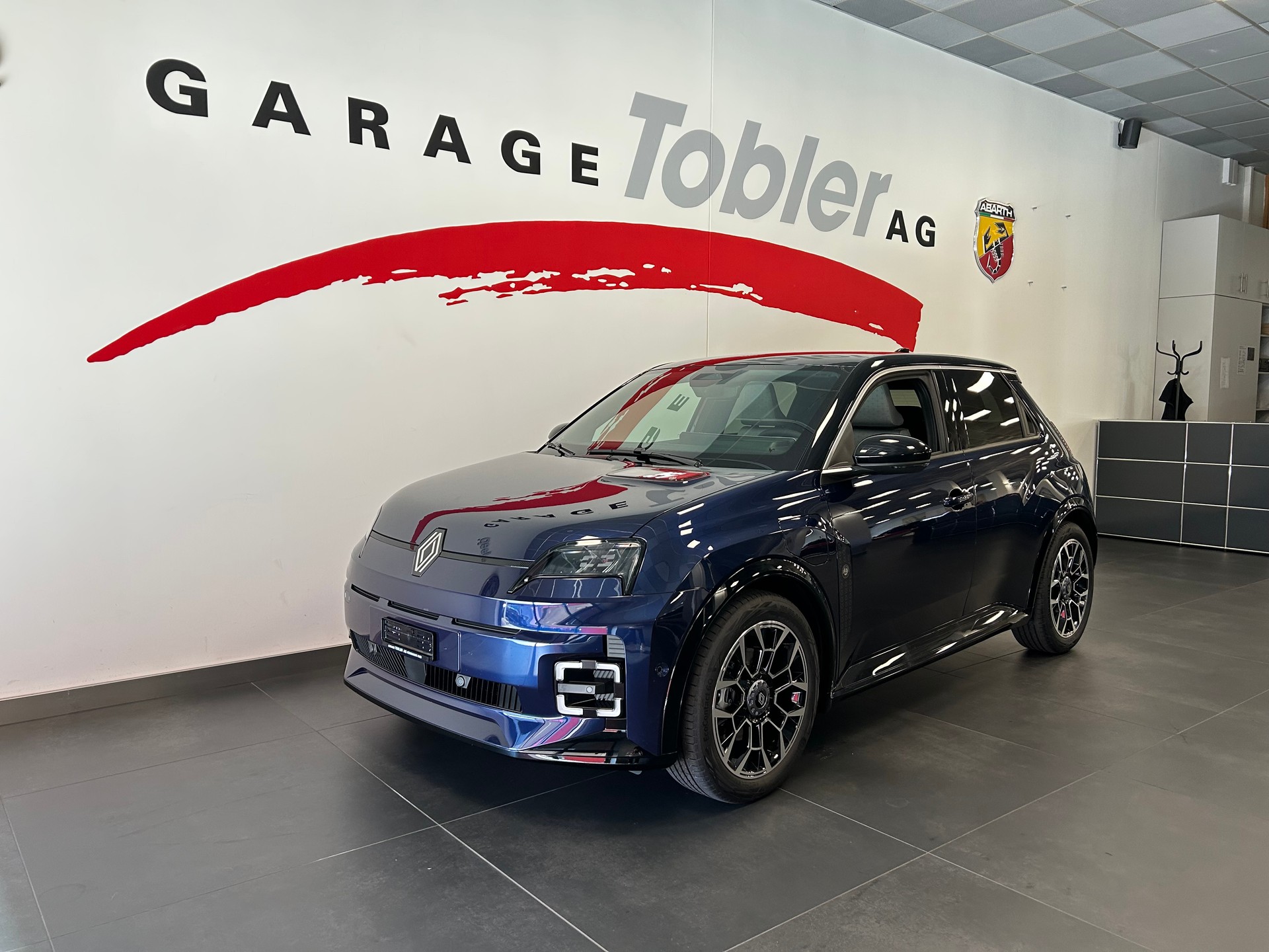 RENAULT R5 E-Tech Comfort Range 52 kWh Roland Garros-showroom-element-1