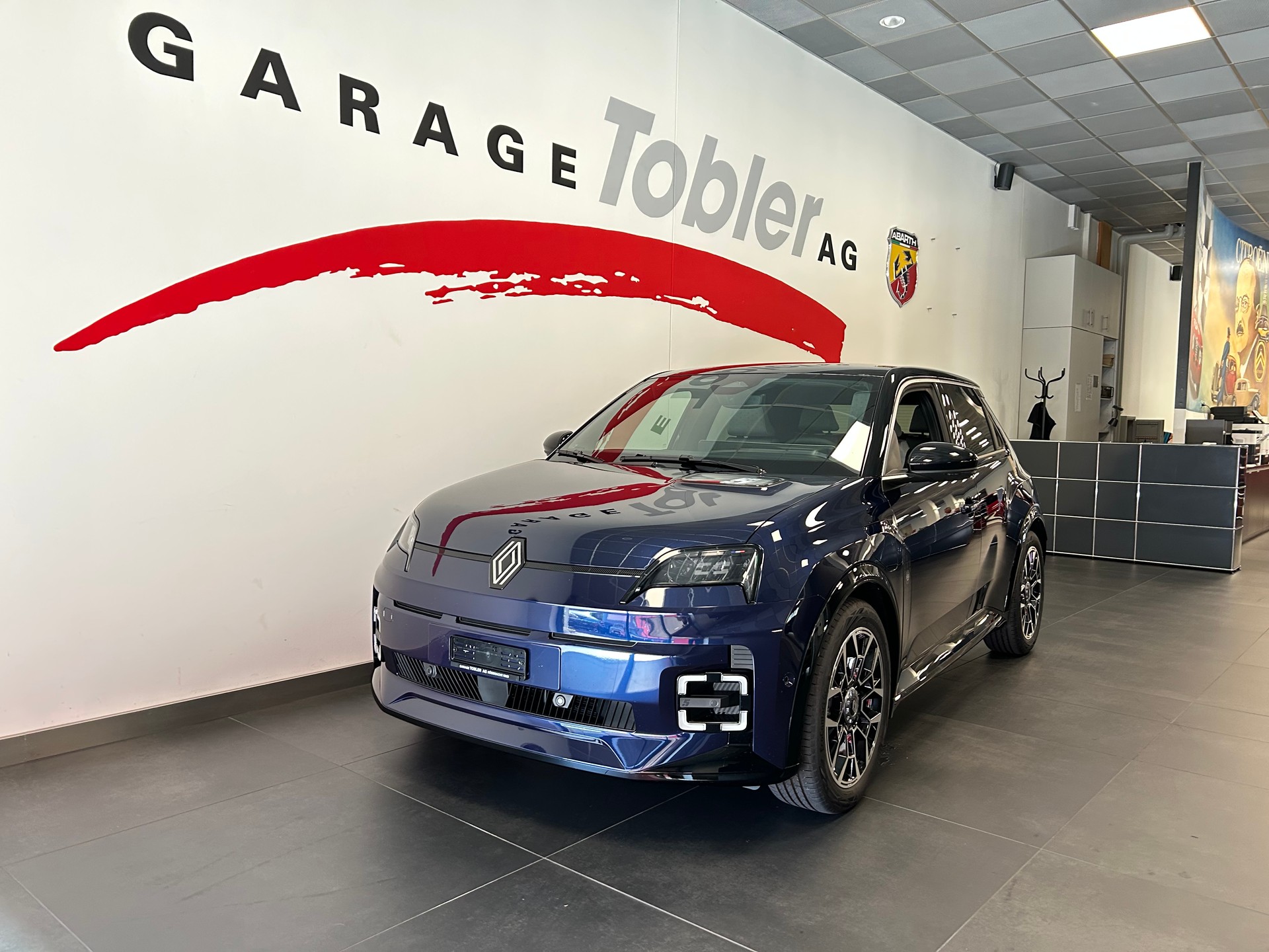 RENAULT R5 E-Tech Comfort Range 52 kWh Roland Garros-showroom-element-2