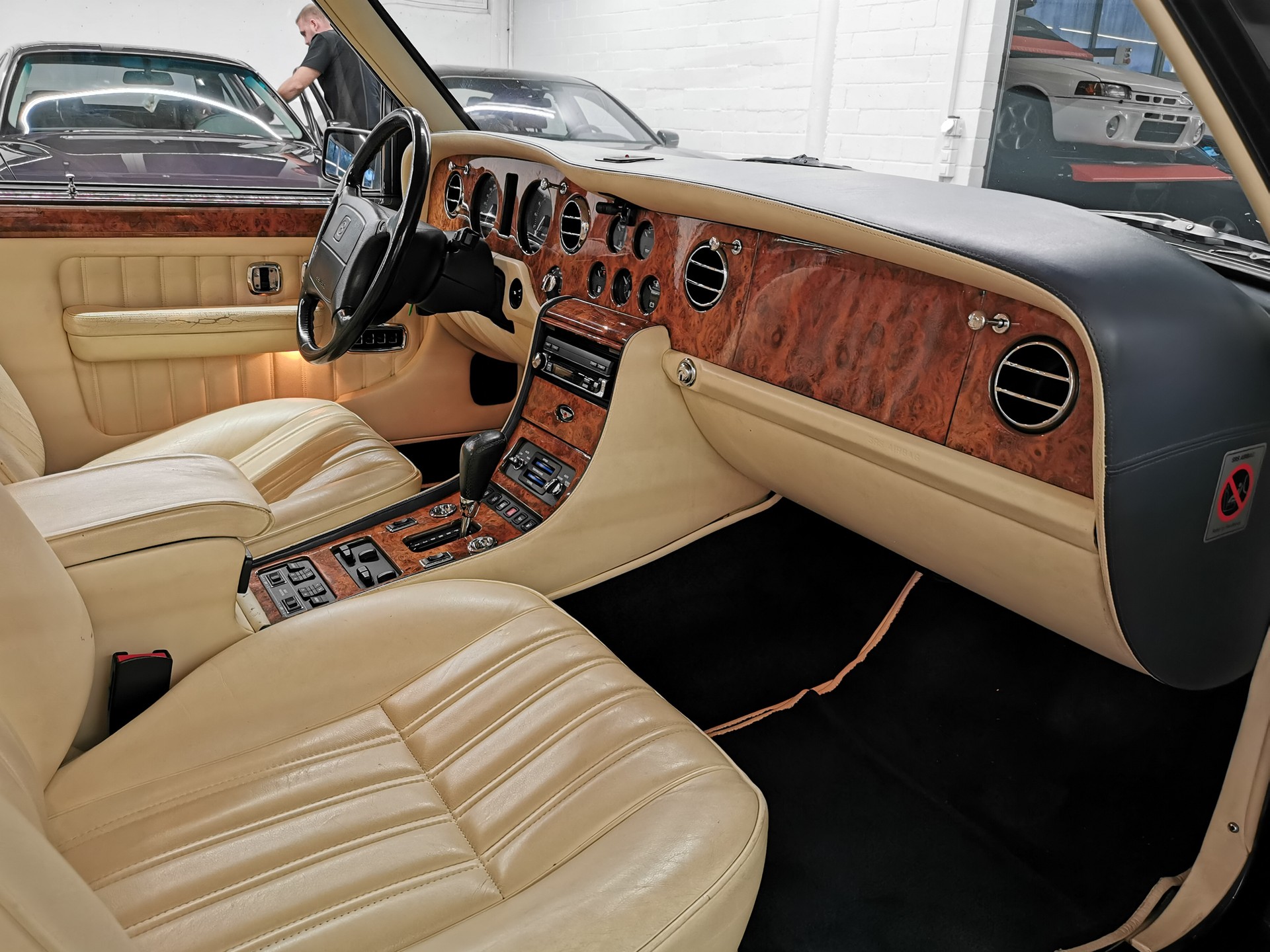 BENTLEY Brooklands "R" Turbo ROYAL BLUE /MAGNOLIA GIORGIO ARMANI SPEC 305 PS EINER VON 200 STÜCK-image-8