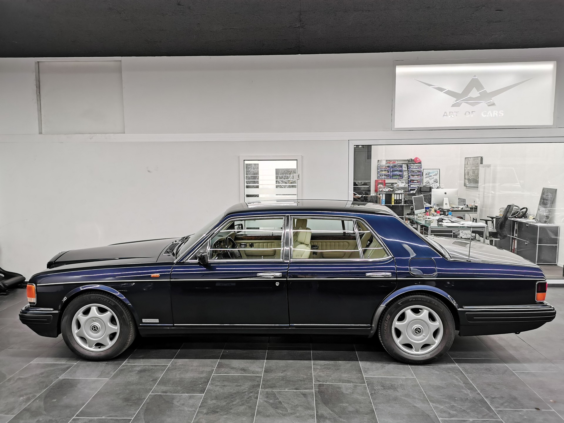 BENTLEY Brooklands "R" Turbo ROYAL BLUE /MAGNOLIA GIORGIO ARMANI SPEC 305 PS EINER VON 200 STÜCK-image-3