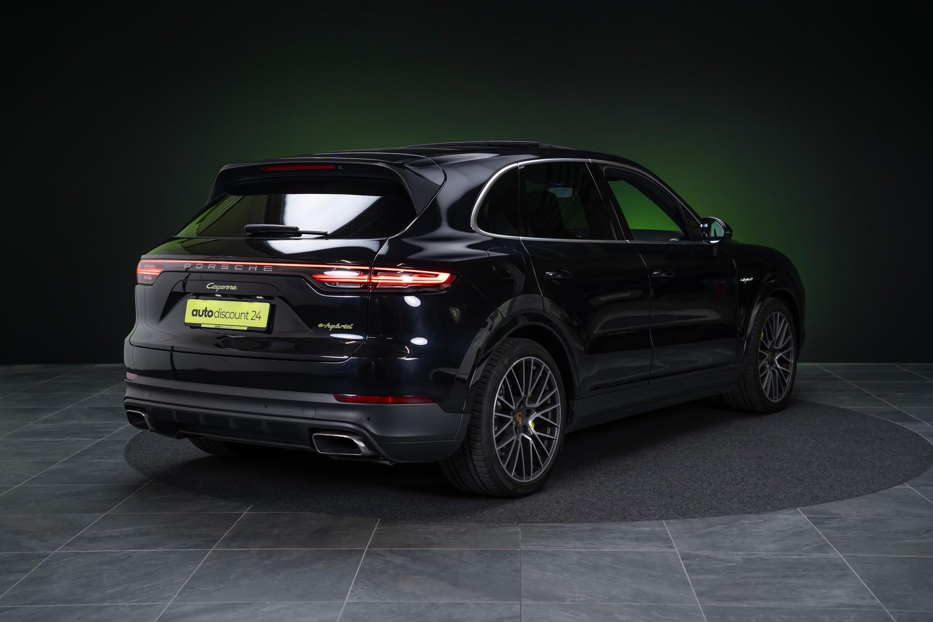 PORSCHE Cayenne 3.0 V6 E-Hybrid / CH-Fahrzeug / Sport-Chrono / Panorama-Schiebedach-image-4