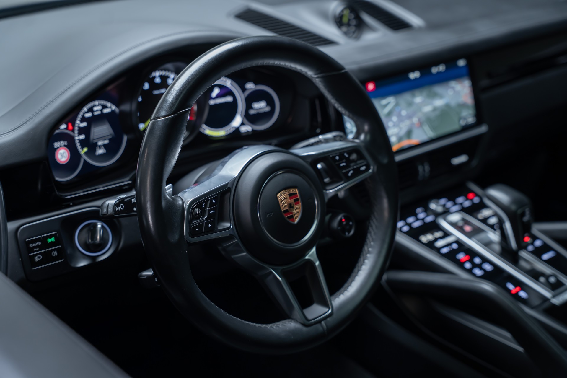 PORSCHE Cayenne 3.0 V6 E-Hybrid / CH-Fahrzeug / Sport-Chrono / Panorama-Schiebedach-image-9
