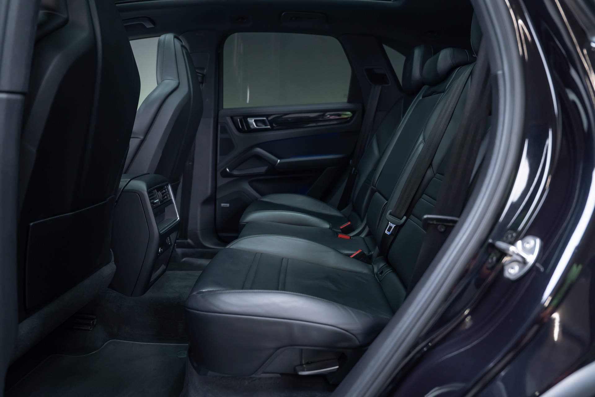PORSCHE Cayenne 3.0 V6 E-Hybrid / CH-Fahrzeug / Sport-Chrono / Panorama-Schiebedach-image-16
