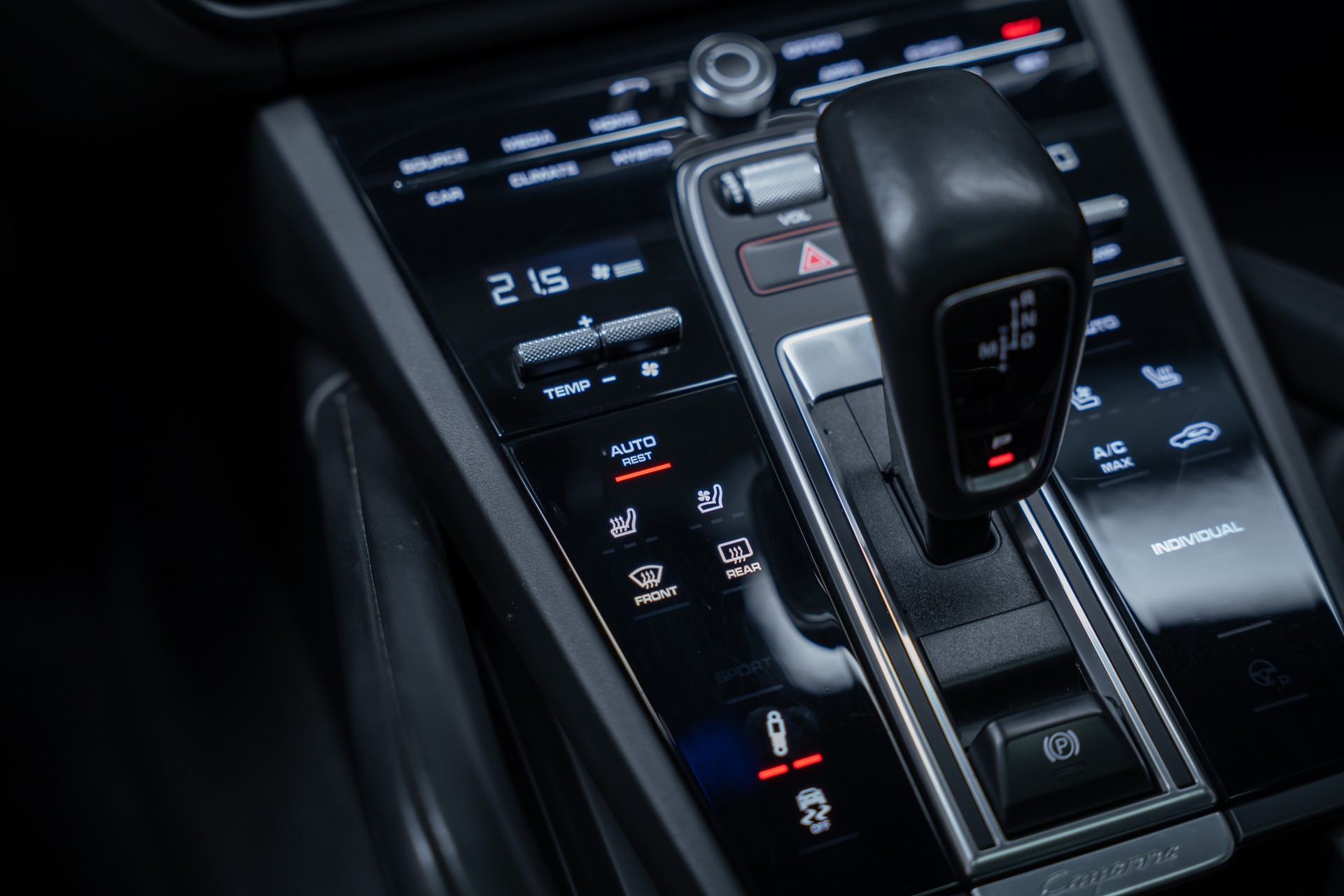 PORSCHE Cayenne 3.0 V6 E-Hybrid / CH-Fahrzeug / Sport-Chrono / Panorama-Schiebedach-image-26