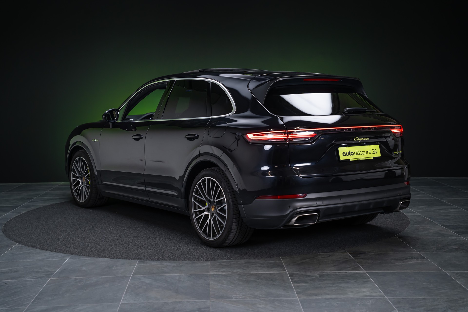 PORSCHE Cayenne 3.0 V6 E-Hybrid / CH-Fahrzeug / Sport-Chrono / Panorama-Schiebedach-image-7