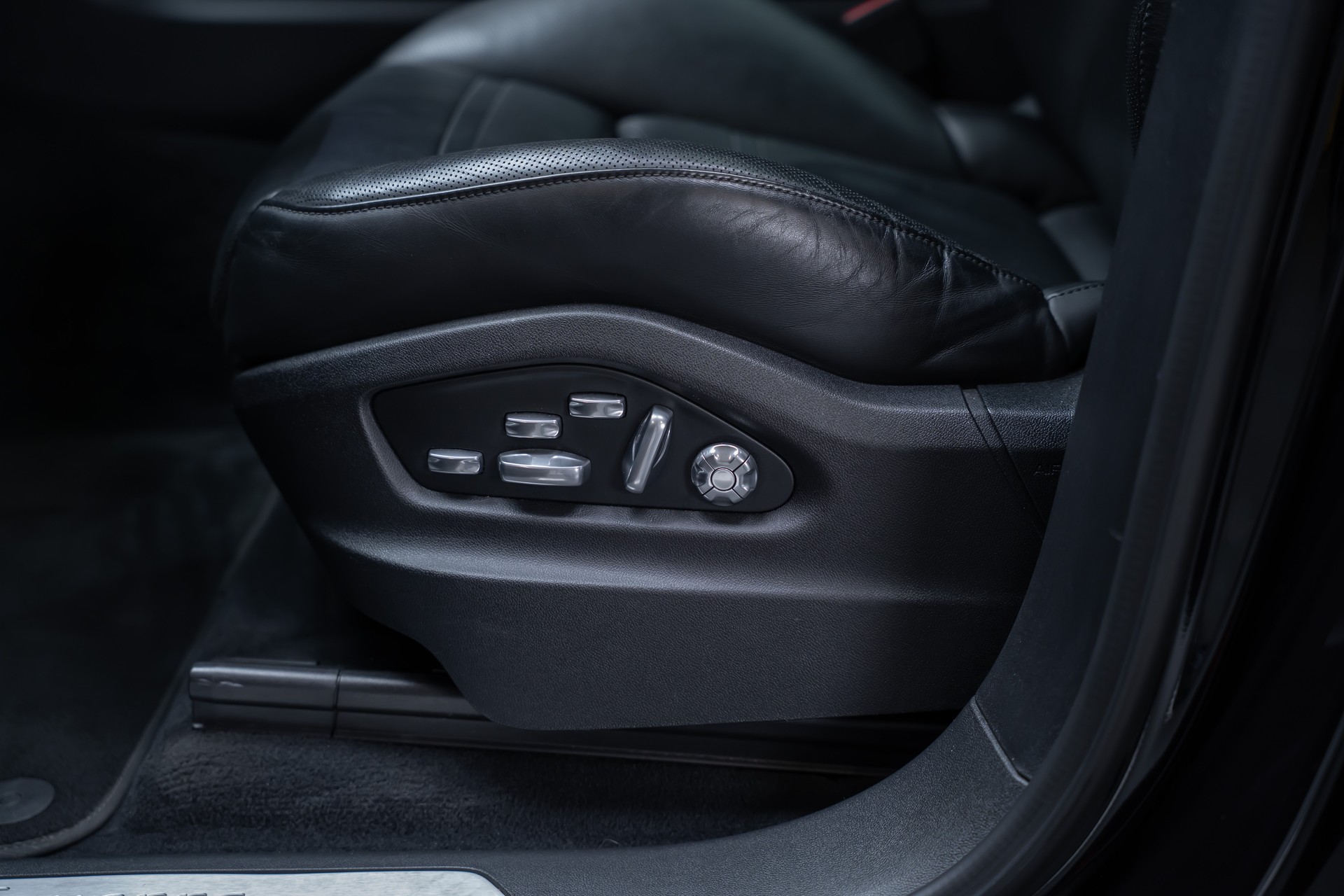 PORSCHE Cayenne 3.0 V6 E-Hybrid / CH-Fahrzeug / Sport-Chrono / Panorama-Schiebedach-image-12