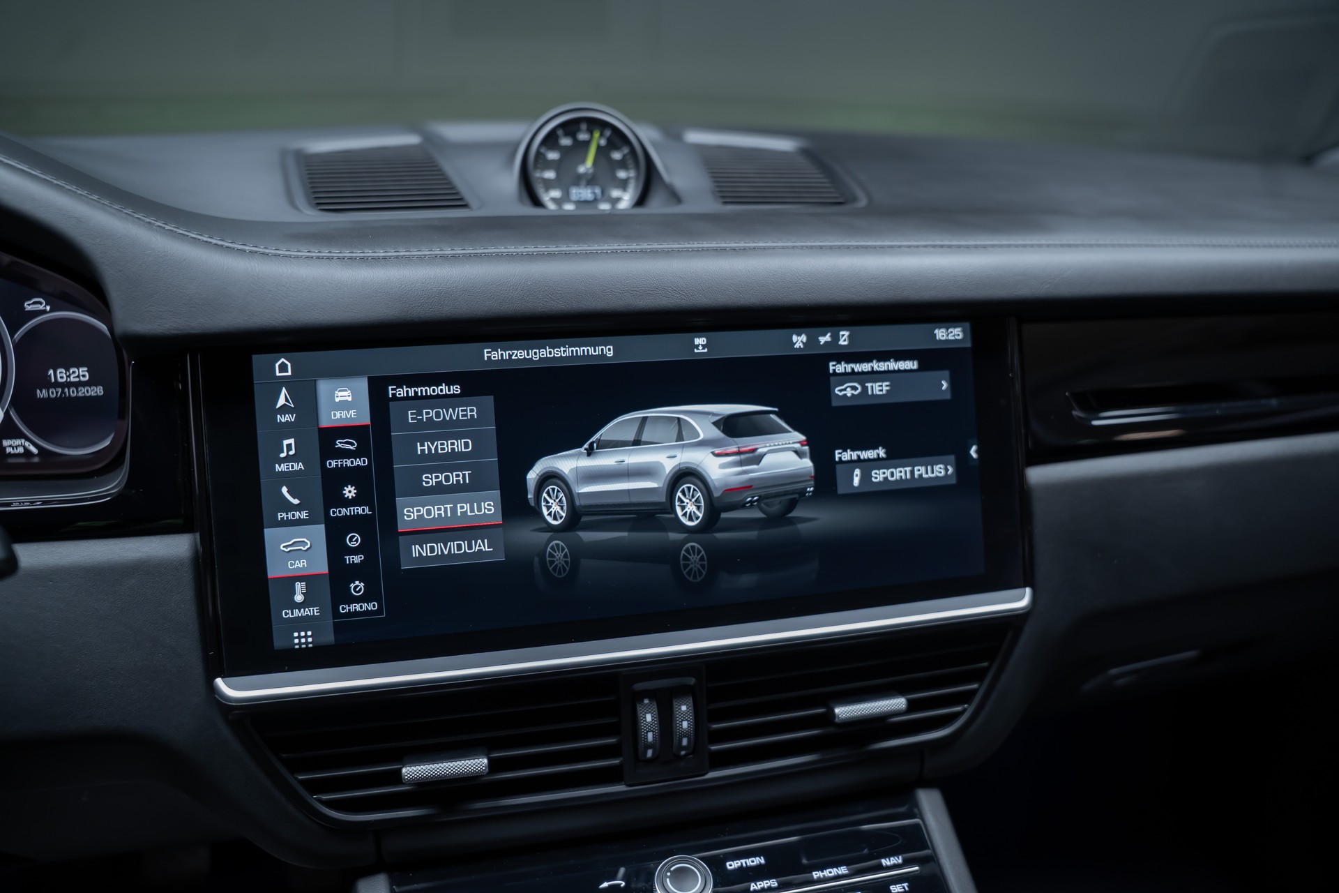 PORSCHE Cayenne 3.0 V6 E-Hybrid / CH-Fahrzeug / Sport-Chrono / Panorama-Schiebedach-image-29