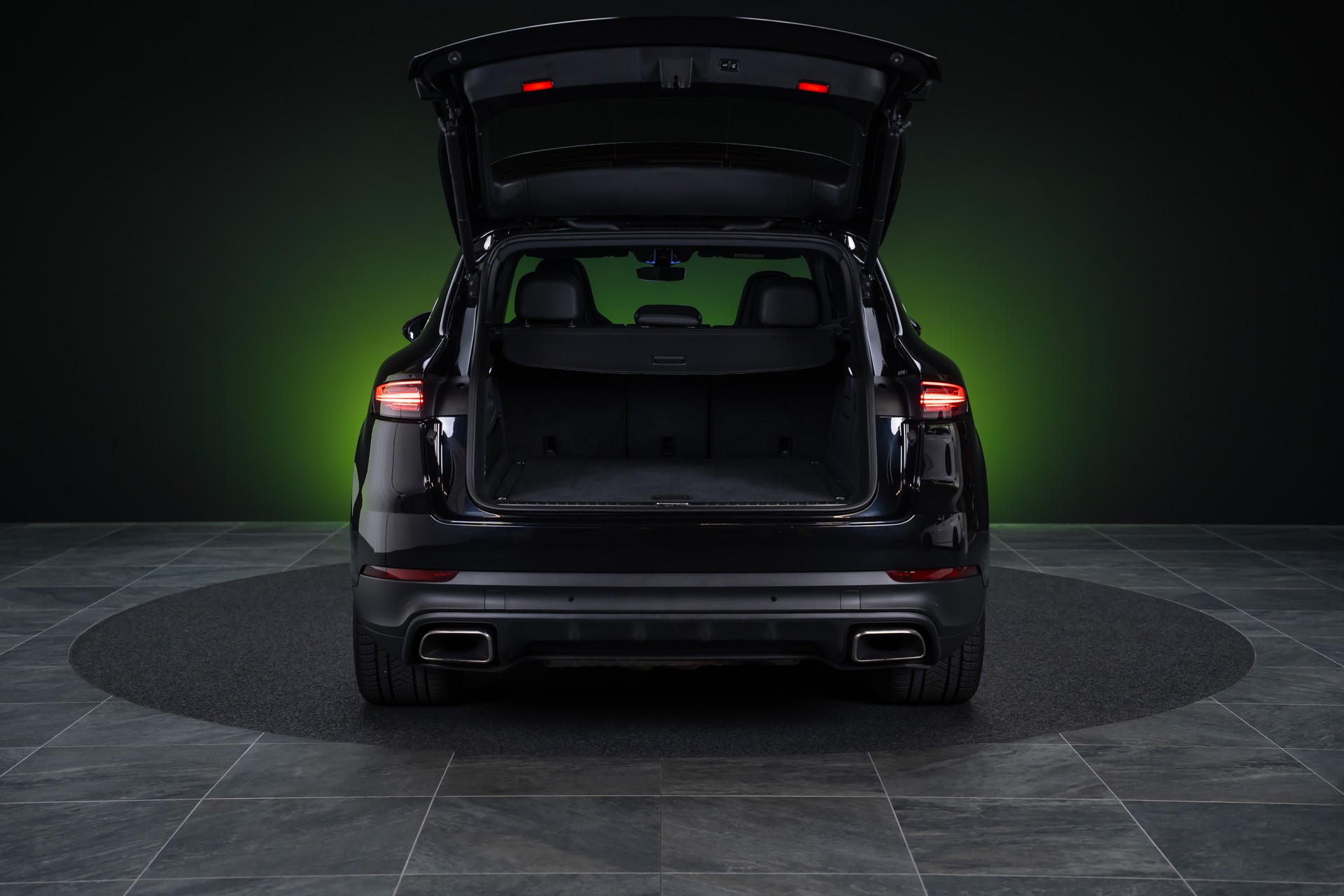 PORSCHE Cayenne 3.0 V6 E-Hybrid / CH-Fahrzeug / Sport-Chrono / Panorama-Schiebedach-image-6