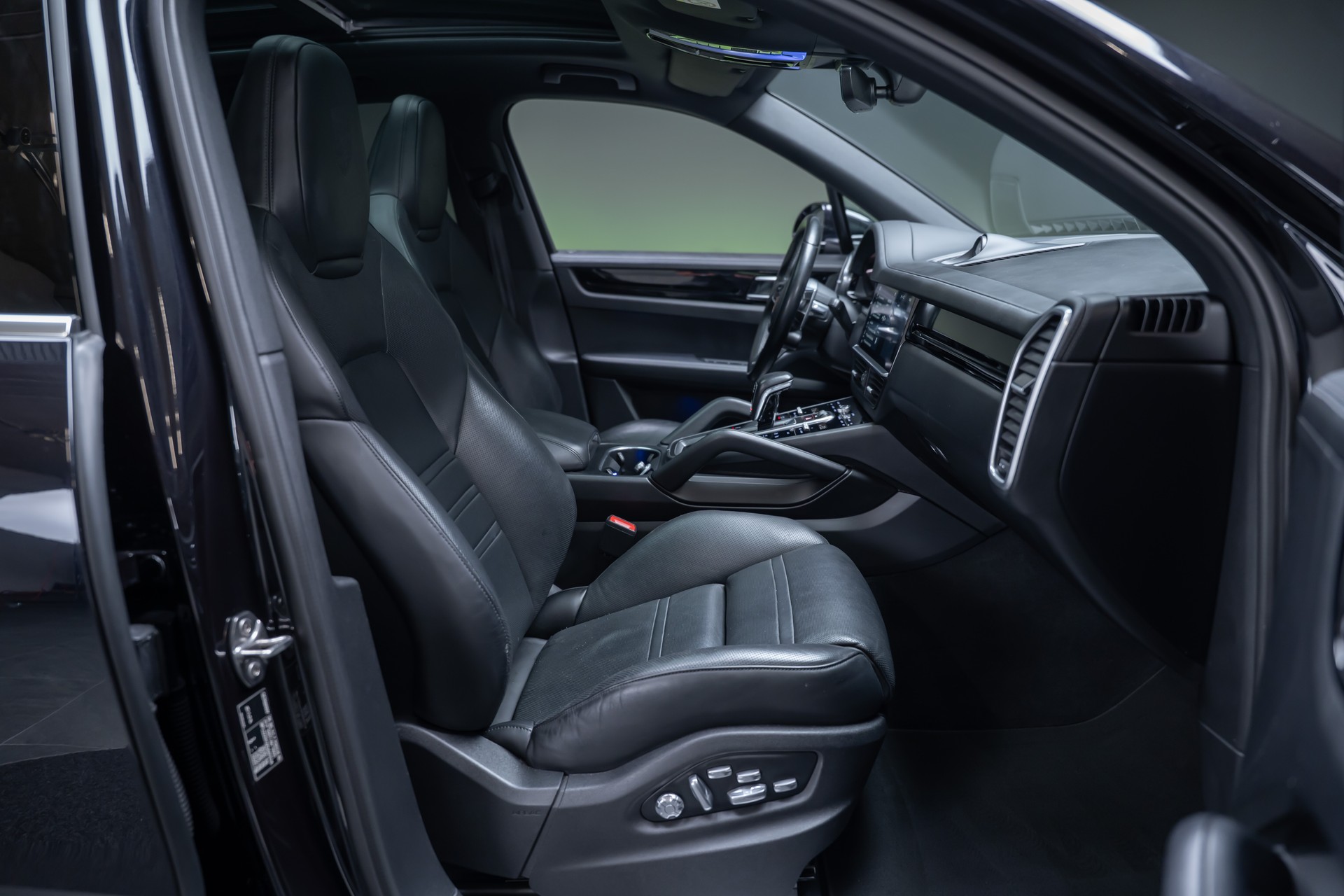 PORSCHE Cayenne 3.0 V6 E-Hybrid / CH-Fahrzeug / Sport-Chrono / Panorama-Schiebedach-image-34