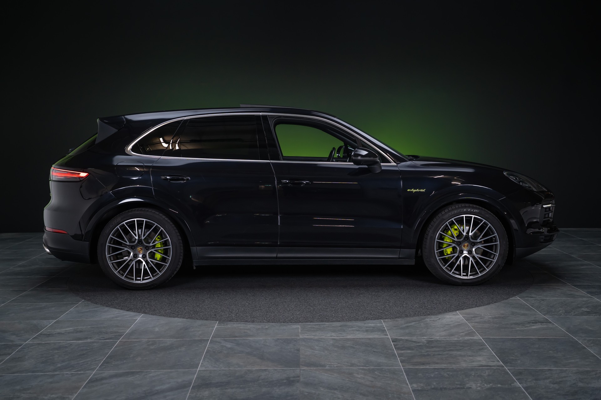 PORSCHE Cayenne 3.0 V6 E-Hybrid / CH-Fahrzeug / Sport-Chrono / Panorama-Schiebedach-showroom-element-3