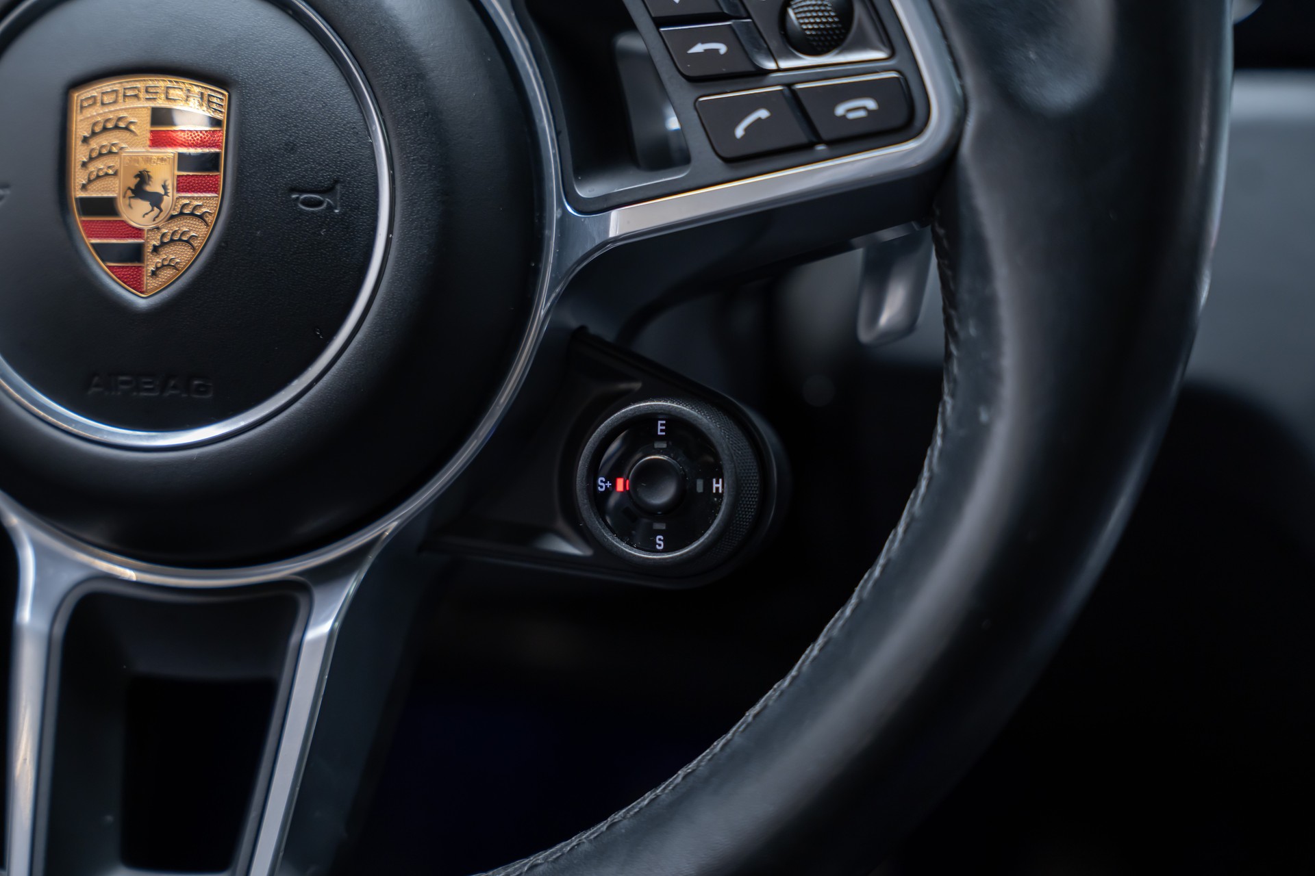 PORSCHE Cayenne 3.0 V6 E-Hybrid / CH-Fahrzeug / Sport-Chrono / Panorama-Schiebedach-image-21