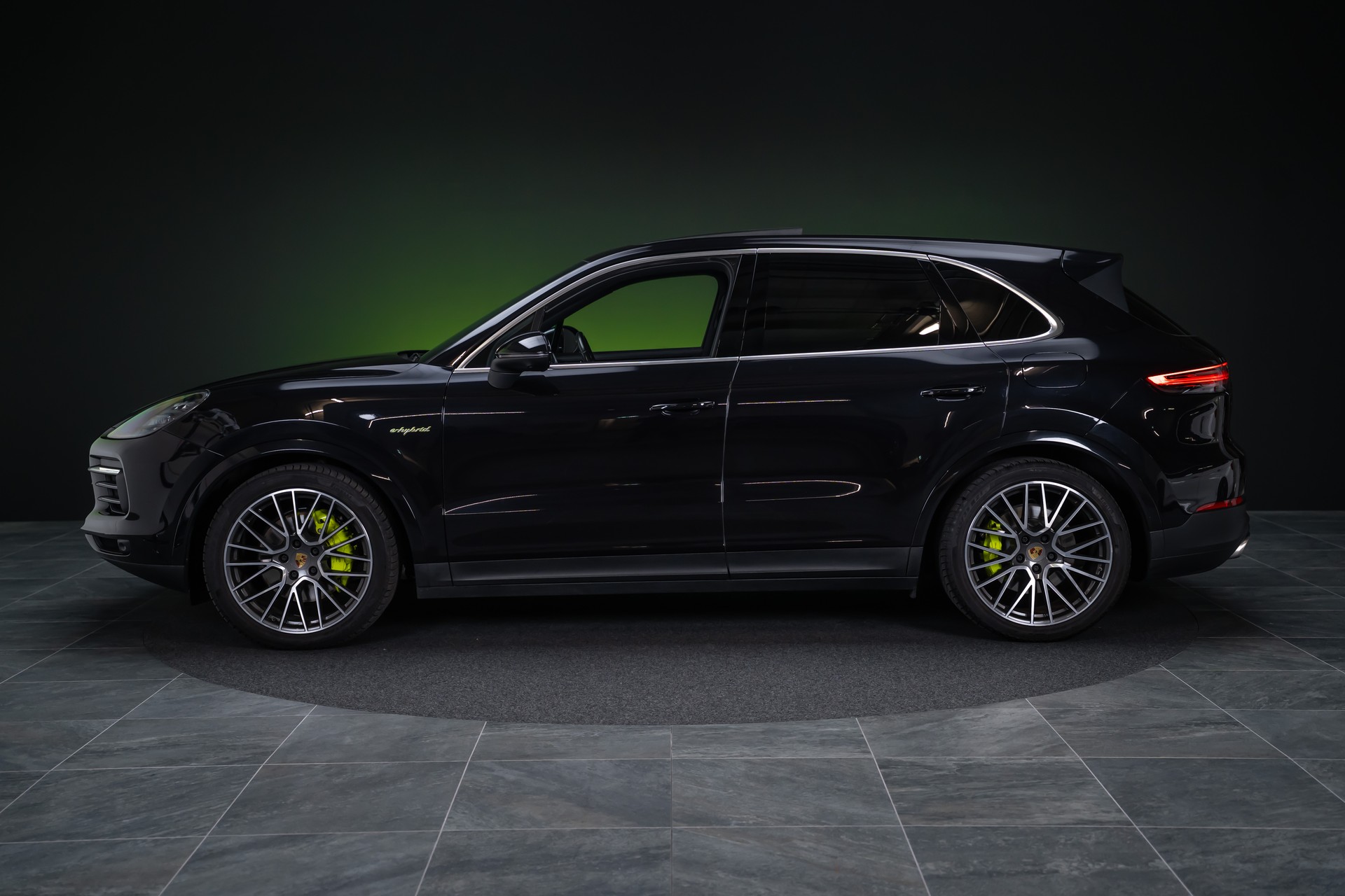 PORSCHE Cayenne 3.0 V6 E-Hybrid / CH-Fahrzeug / Sport-Chrono / Panorama-Schiebedach-image-8