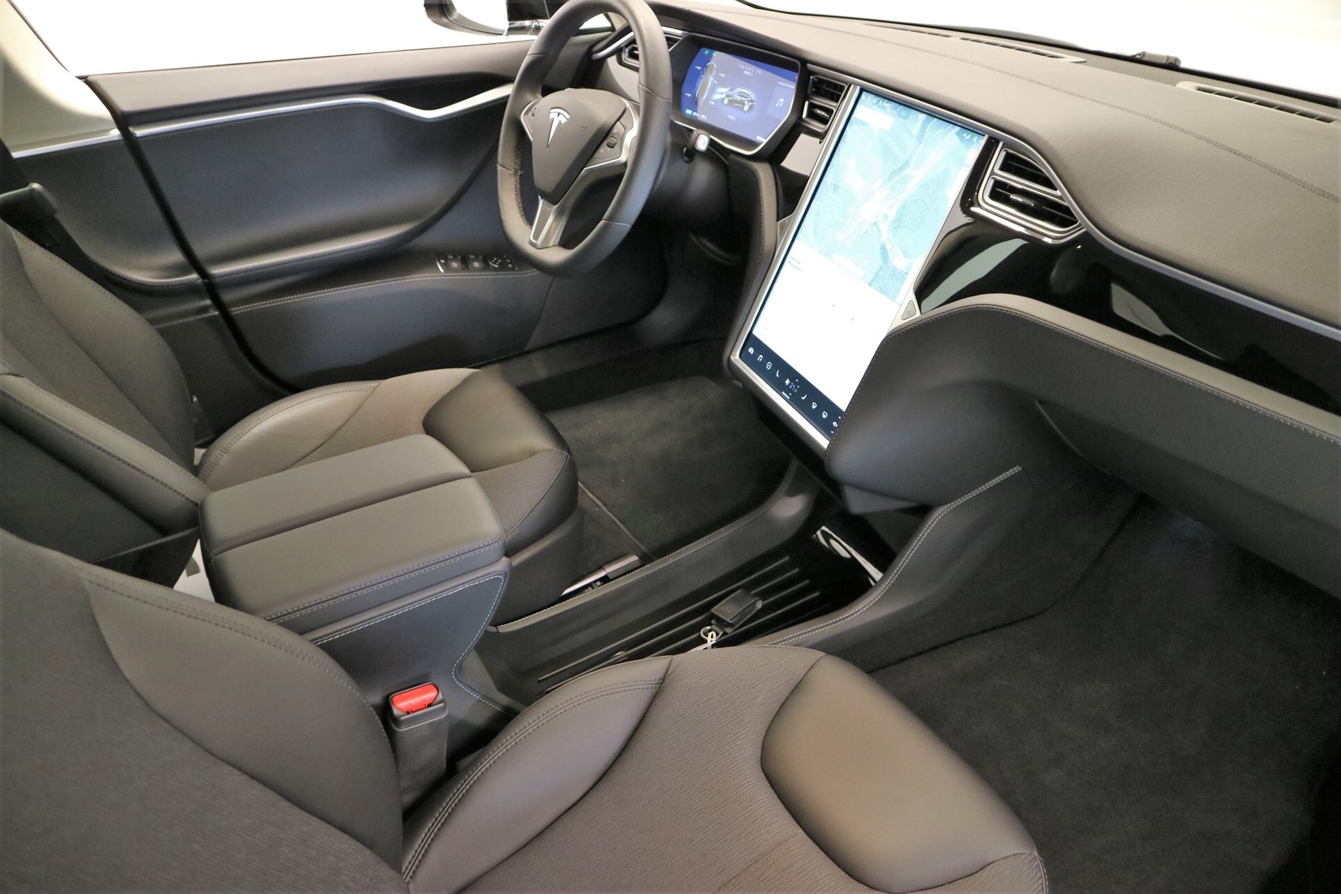 TESLA Model S 70 D-image-5