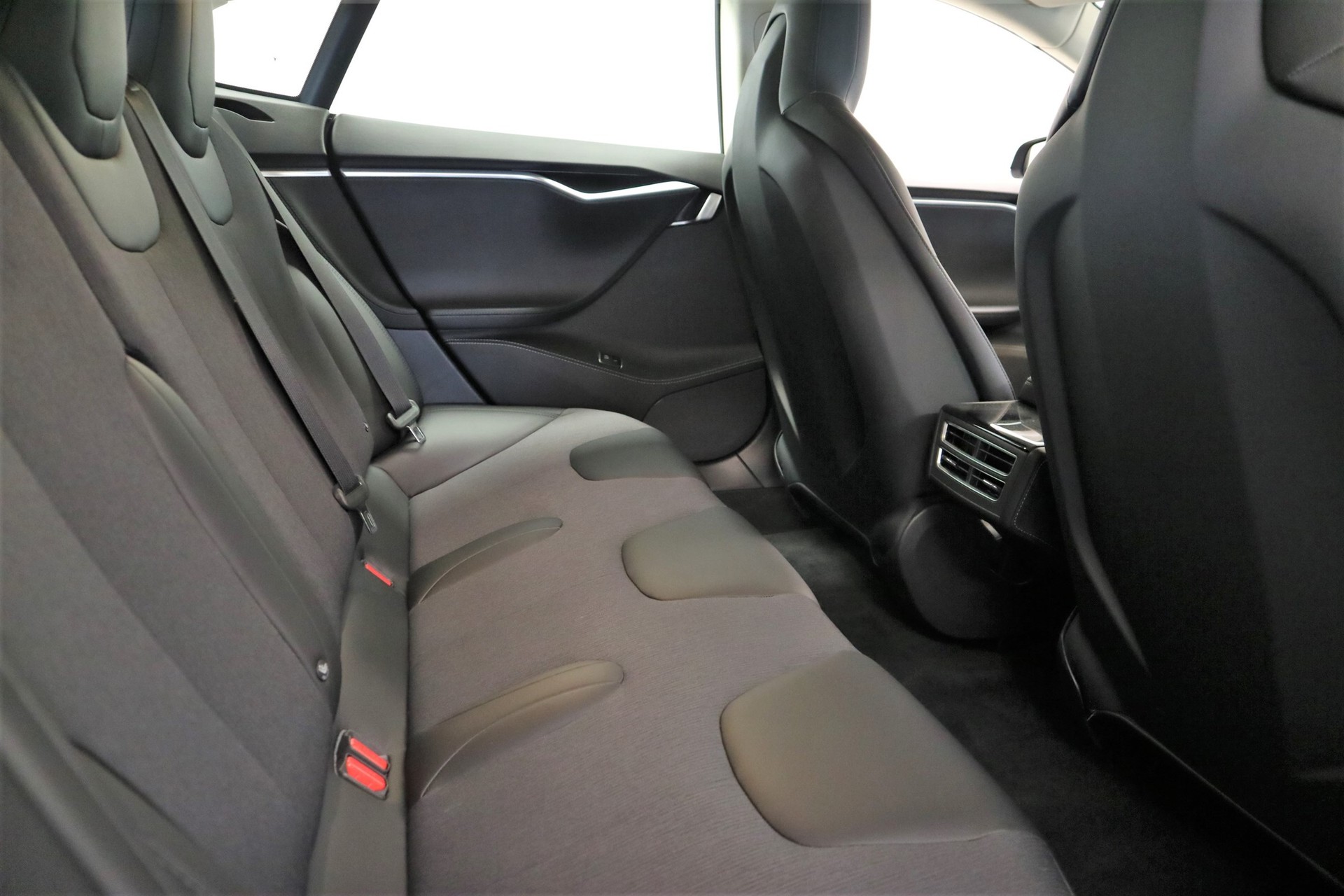 TESLA Model S 70 D-image-7
