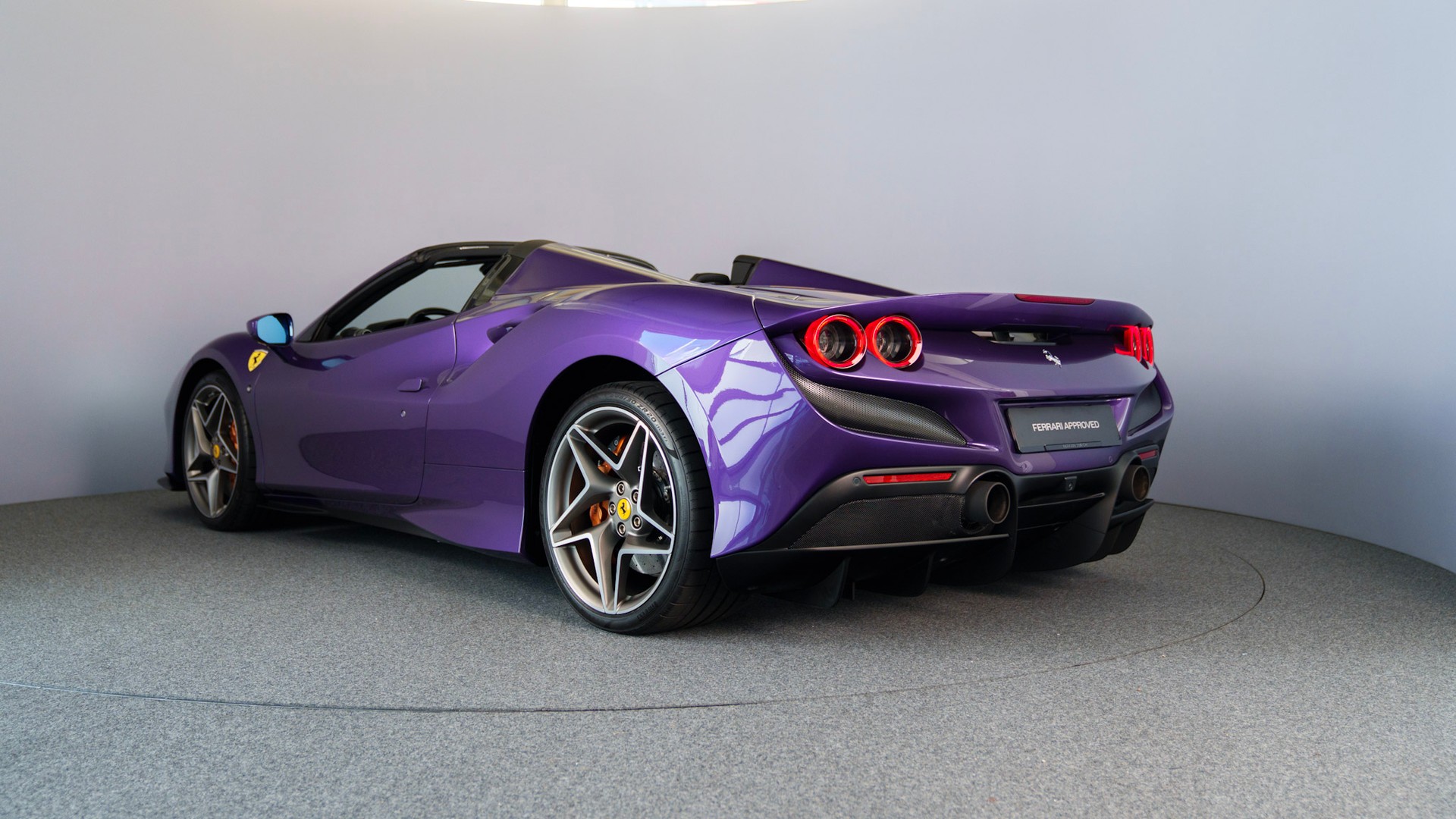 FERRARI F8 Spider-showroom-element-3