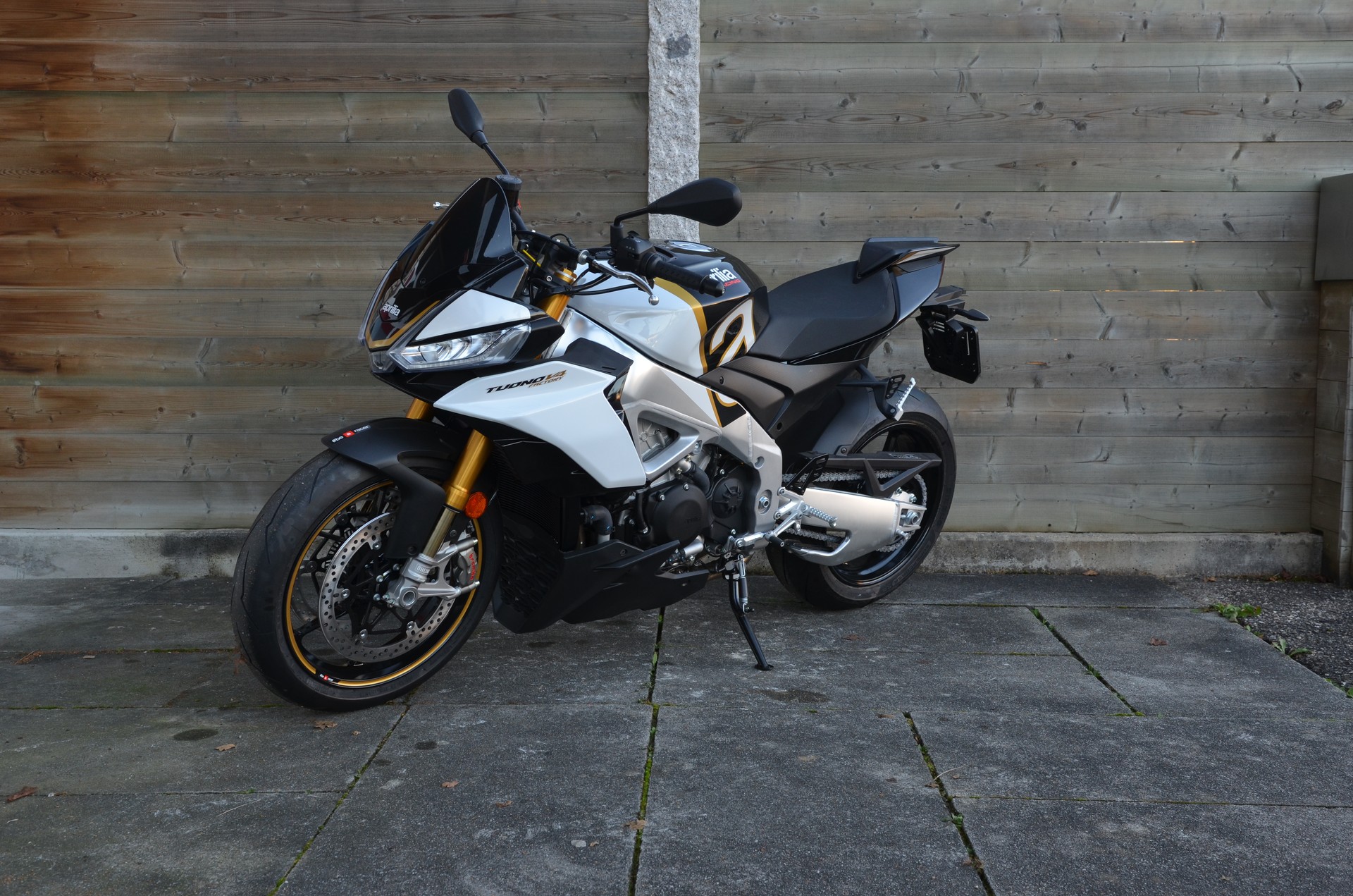 APRILIA Tuono V4 1100 Factory-image-2
