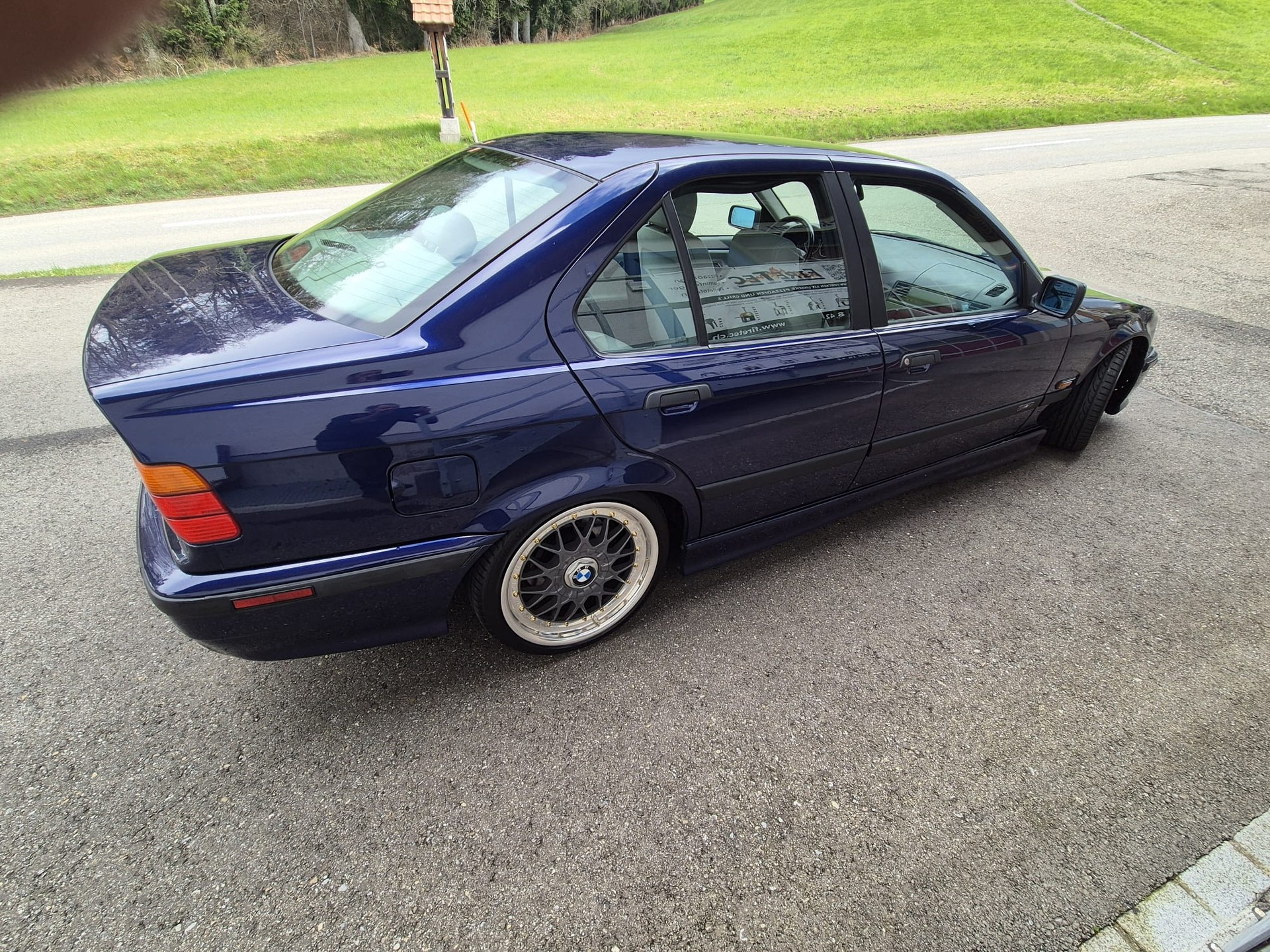BMW 328i-image-7
