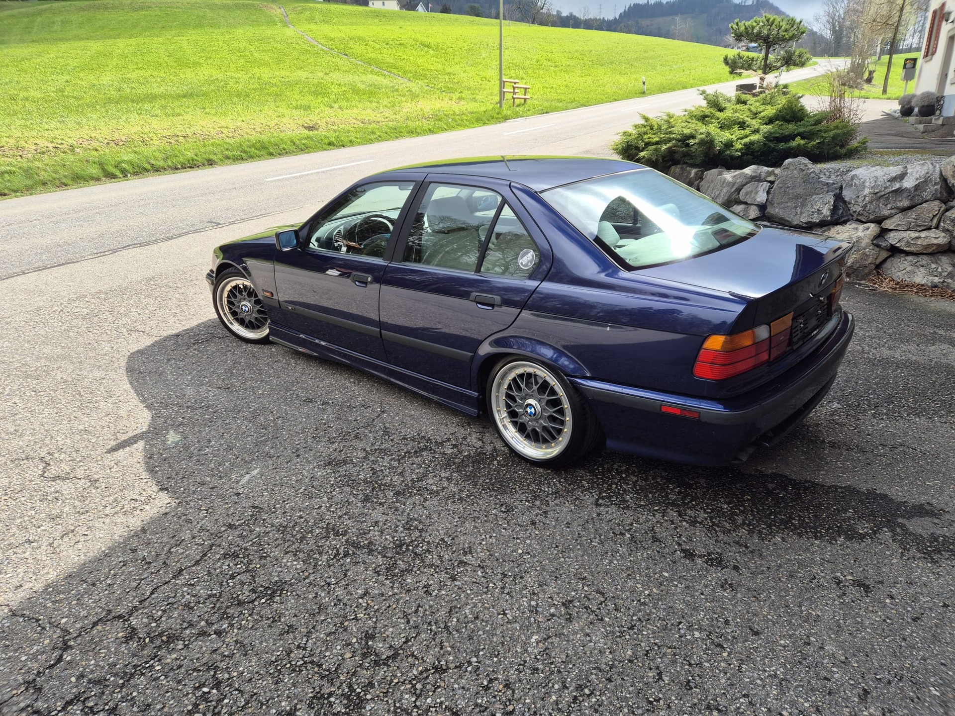 BMW 328i-image-9