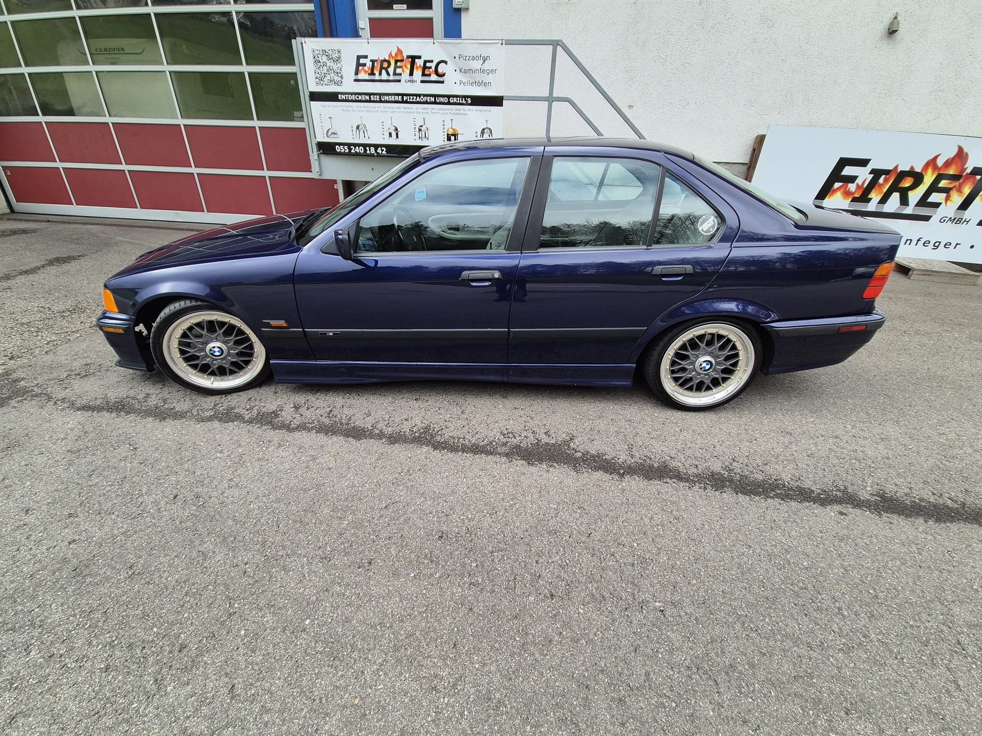 BMW 328i-image-4