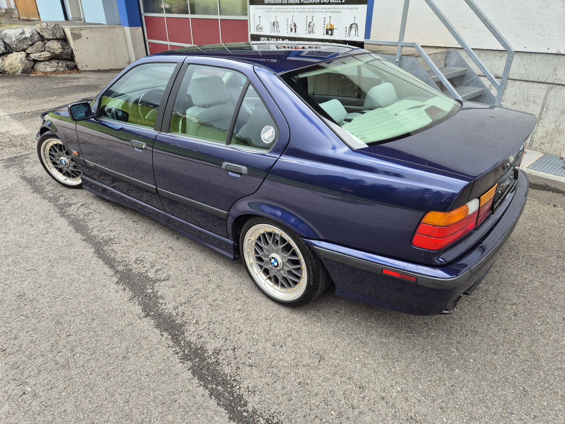 BMW 328i-image-6