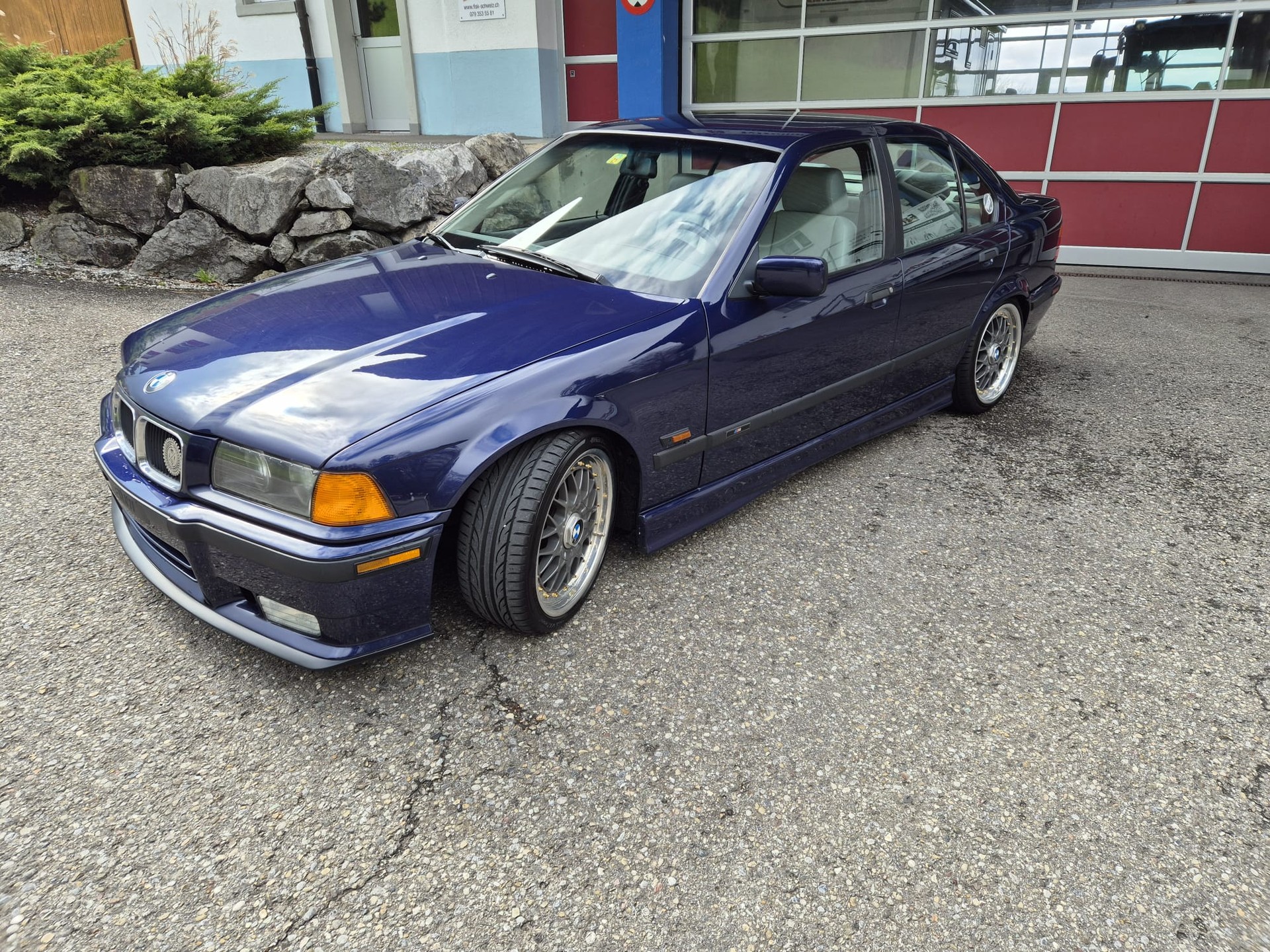 BMW 328i-image-3