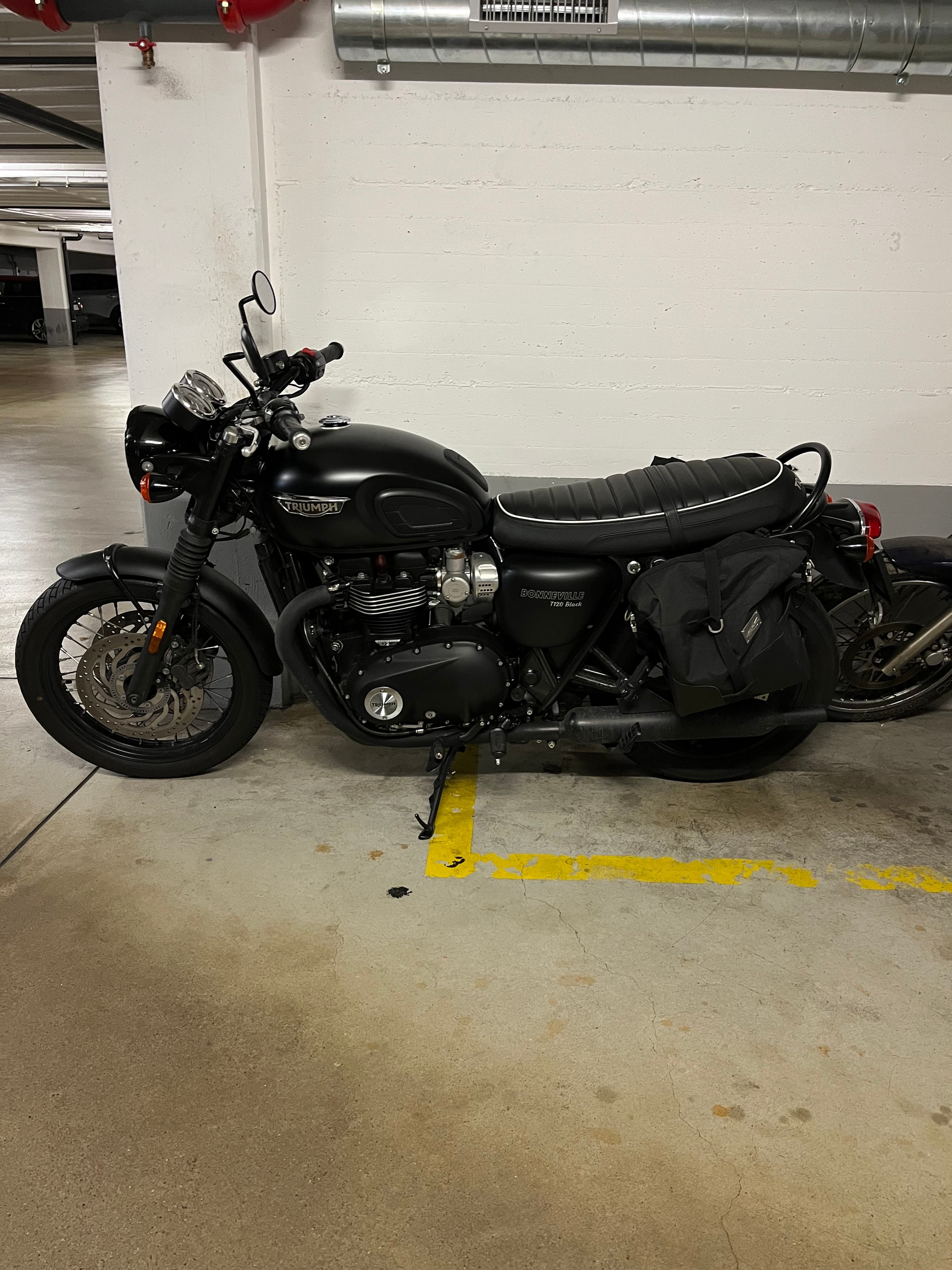 TRIUMPH Bonneville T120 Black-image-1