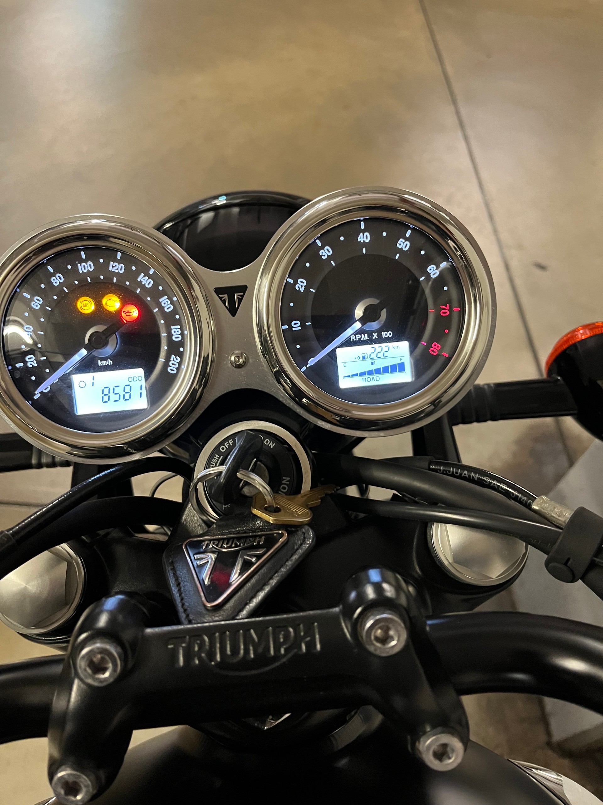 TRIUMPH Bonneville T120 Black-image-2