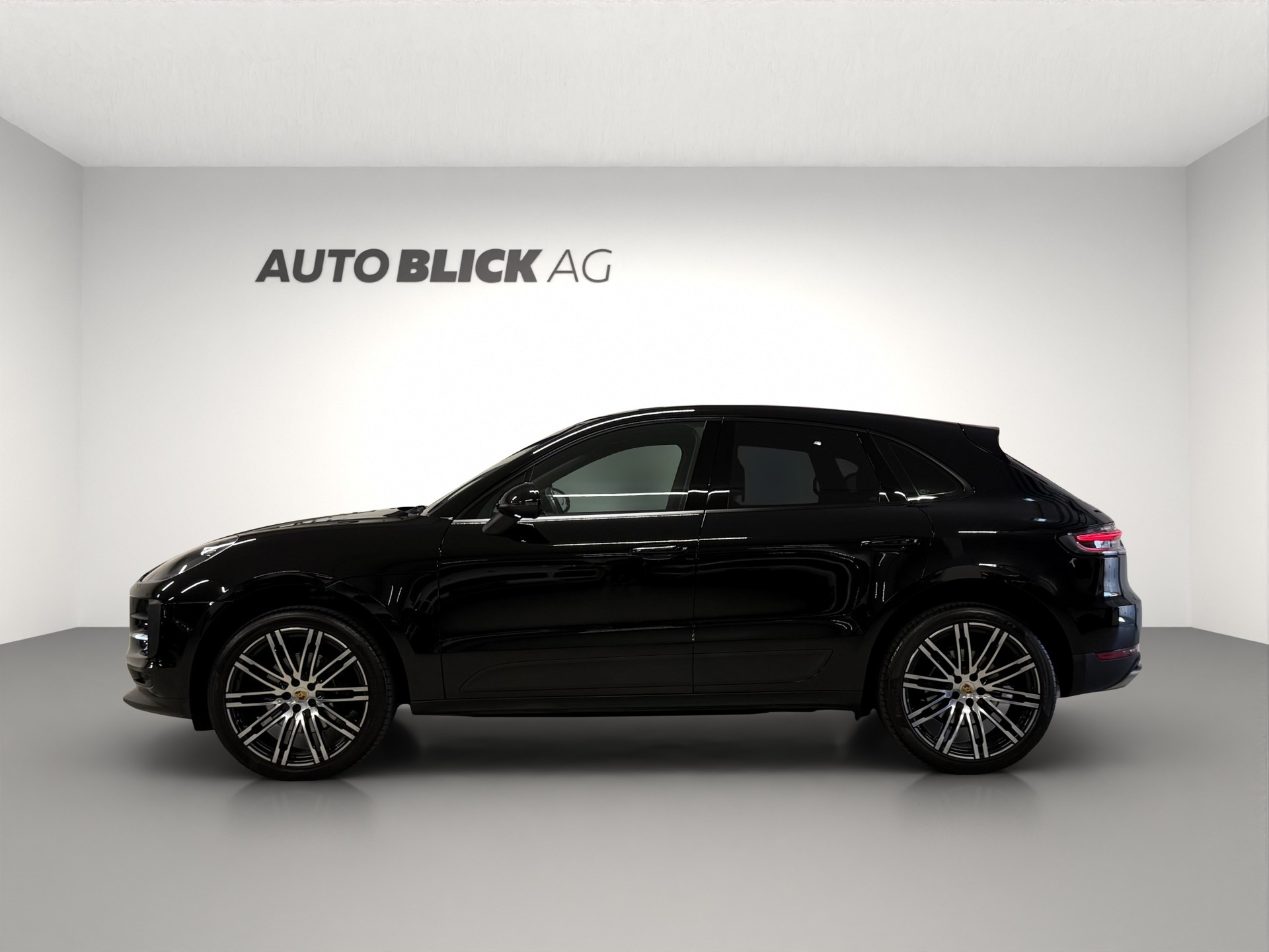 PORSCHE Macan PDK-showroom-element-3