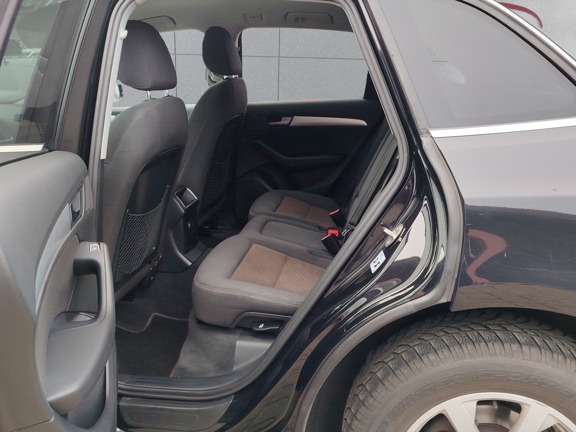 AUDI Q5 2.0 TDI quattro-image-9