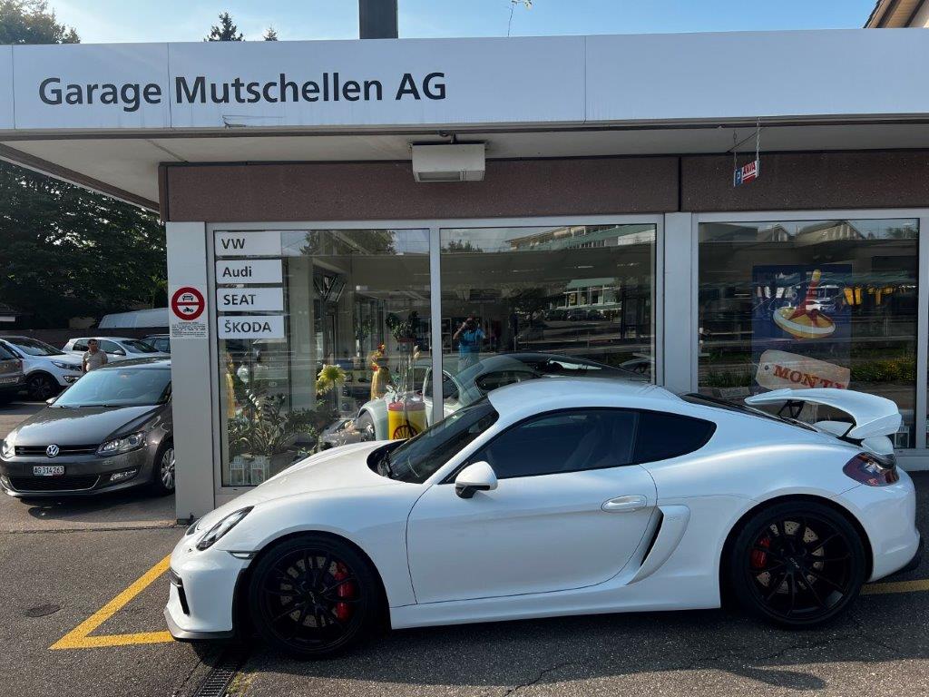 PORSCHE Cayman GT4