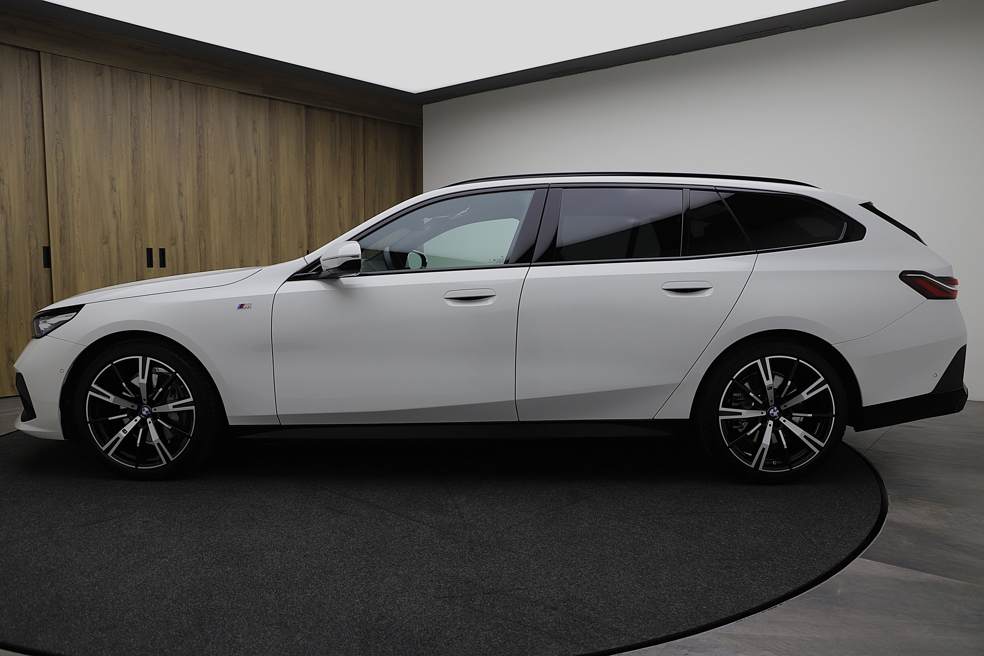 BMW 540d xDrive 48V Touring M Sport Steptronic-image-2