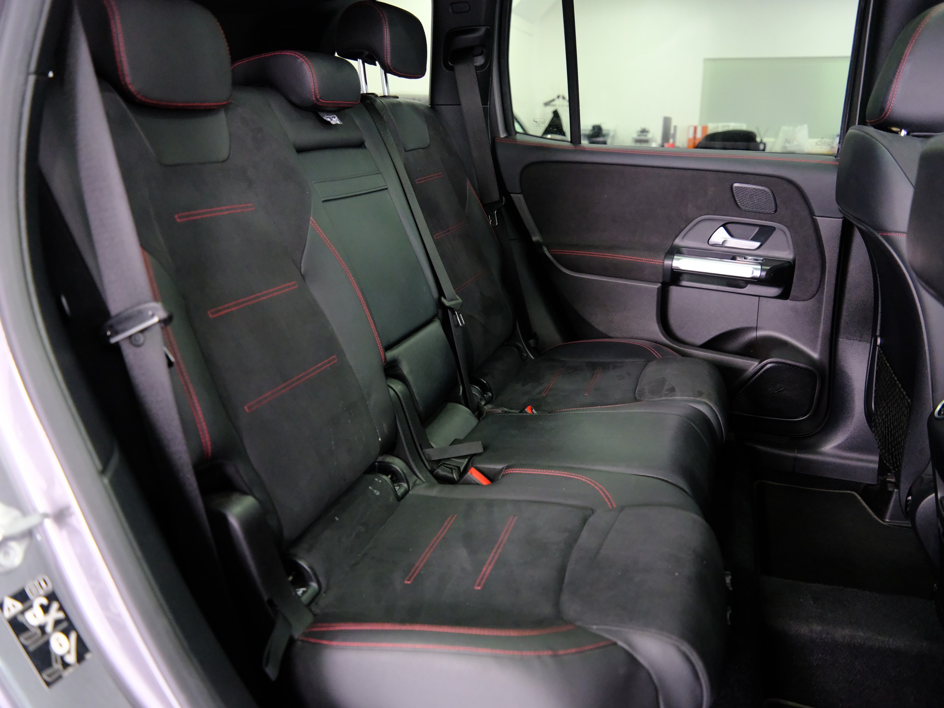 MERCEDES-BENZ GLB 250 4Matic AMG Line 8G-Tronic-image-16
