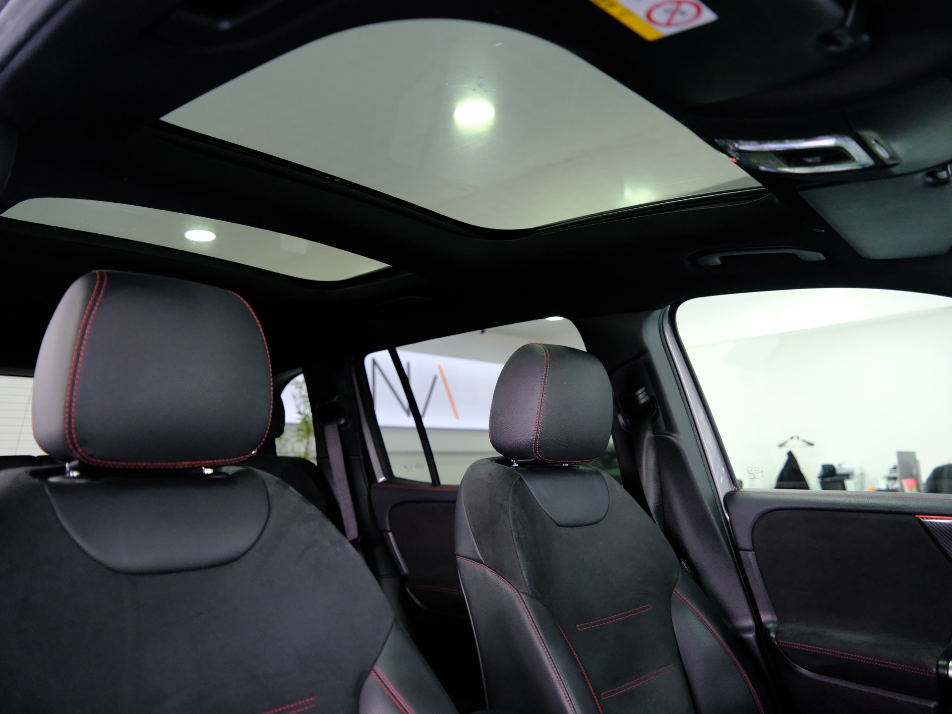 MERCEDES-BENZ GLB 250 4Matic AMG Line 8G-Tronic-image-17