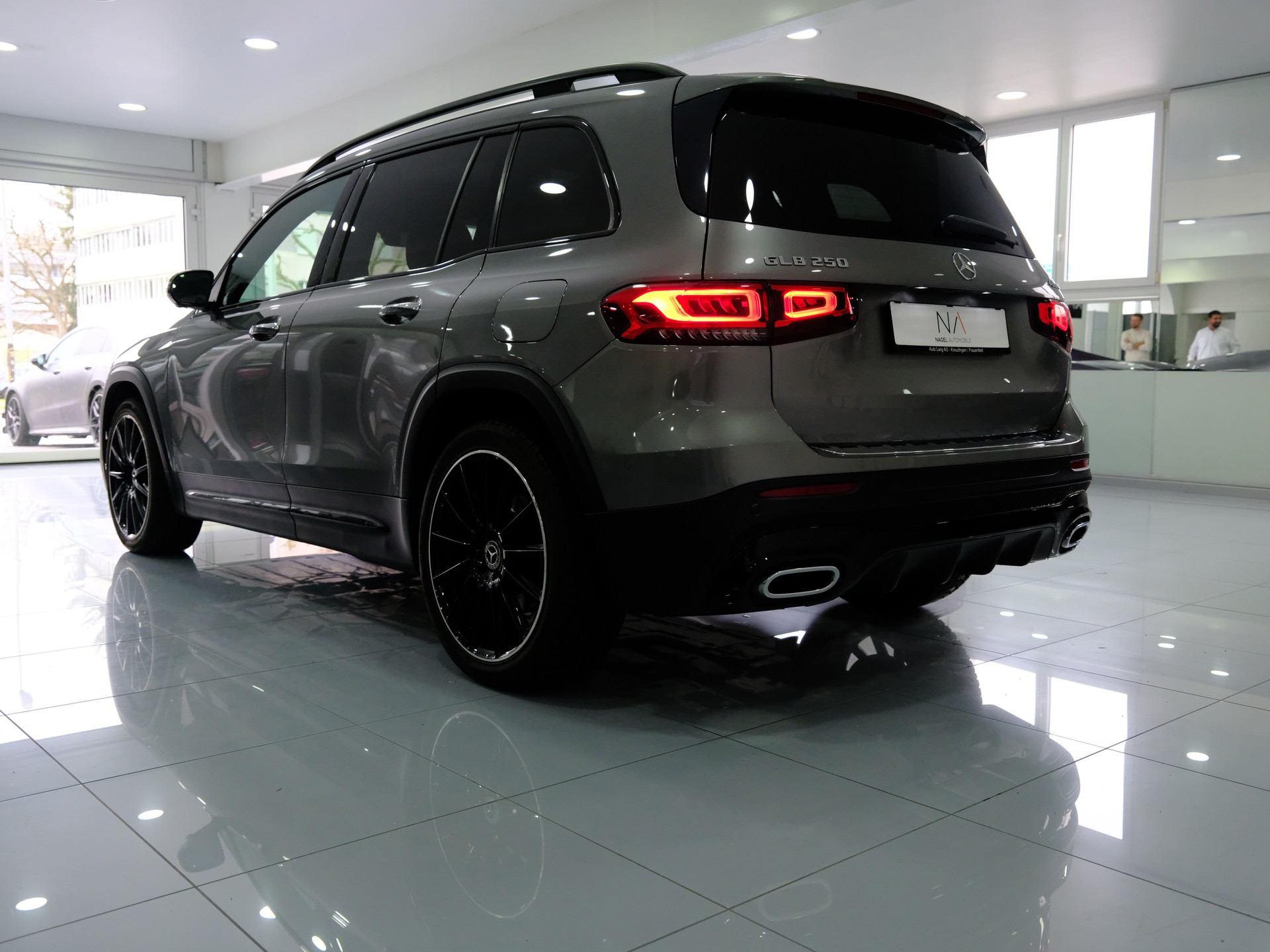 MERCEDES-BENZ GLB 250 4Matic AMG Line 8G-Tronic-image-4