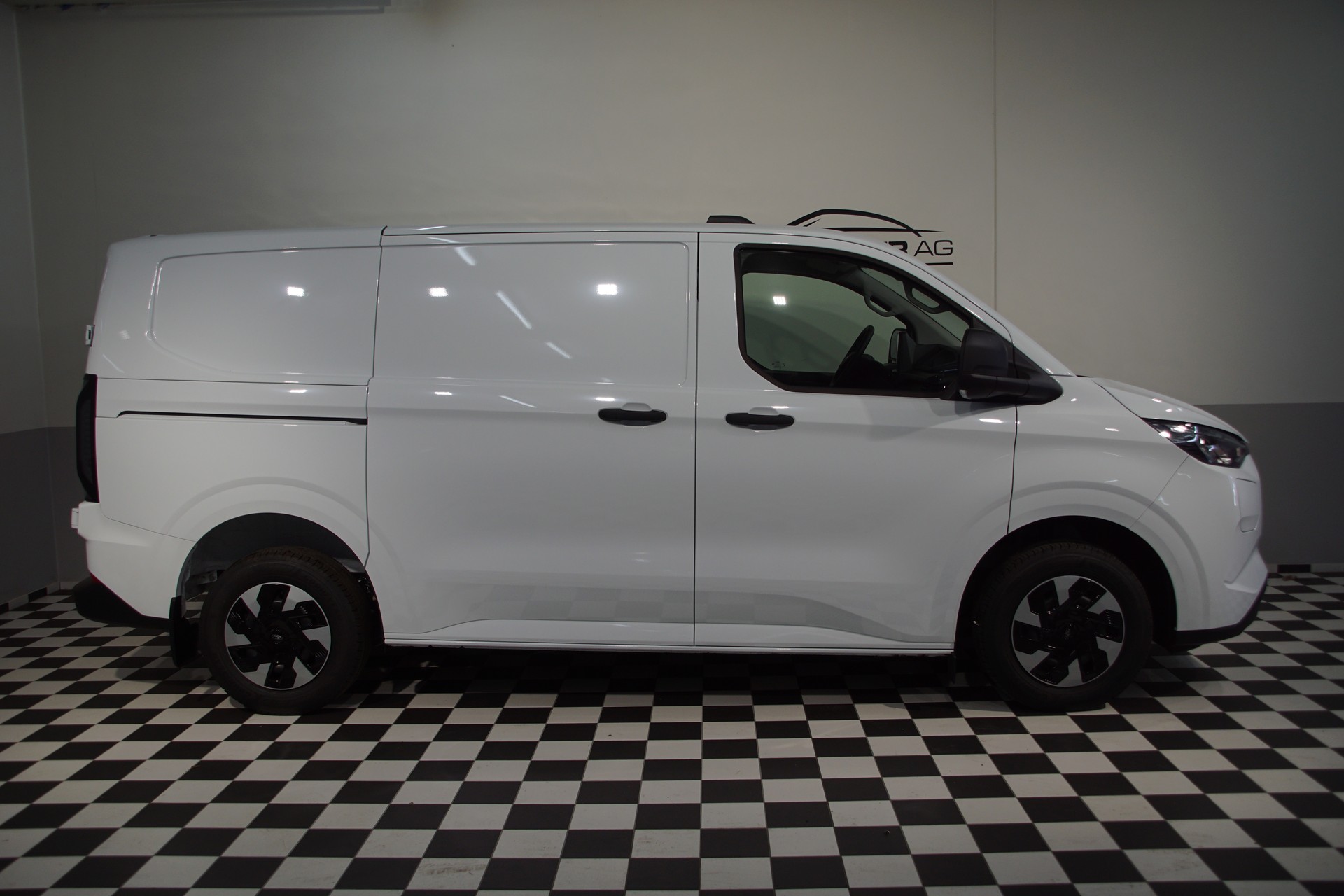 FORD Transit Custom Van PHEV 320 L1H1 Trend Automat-showroom-element-3